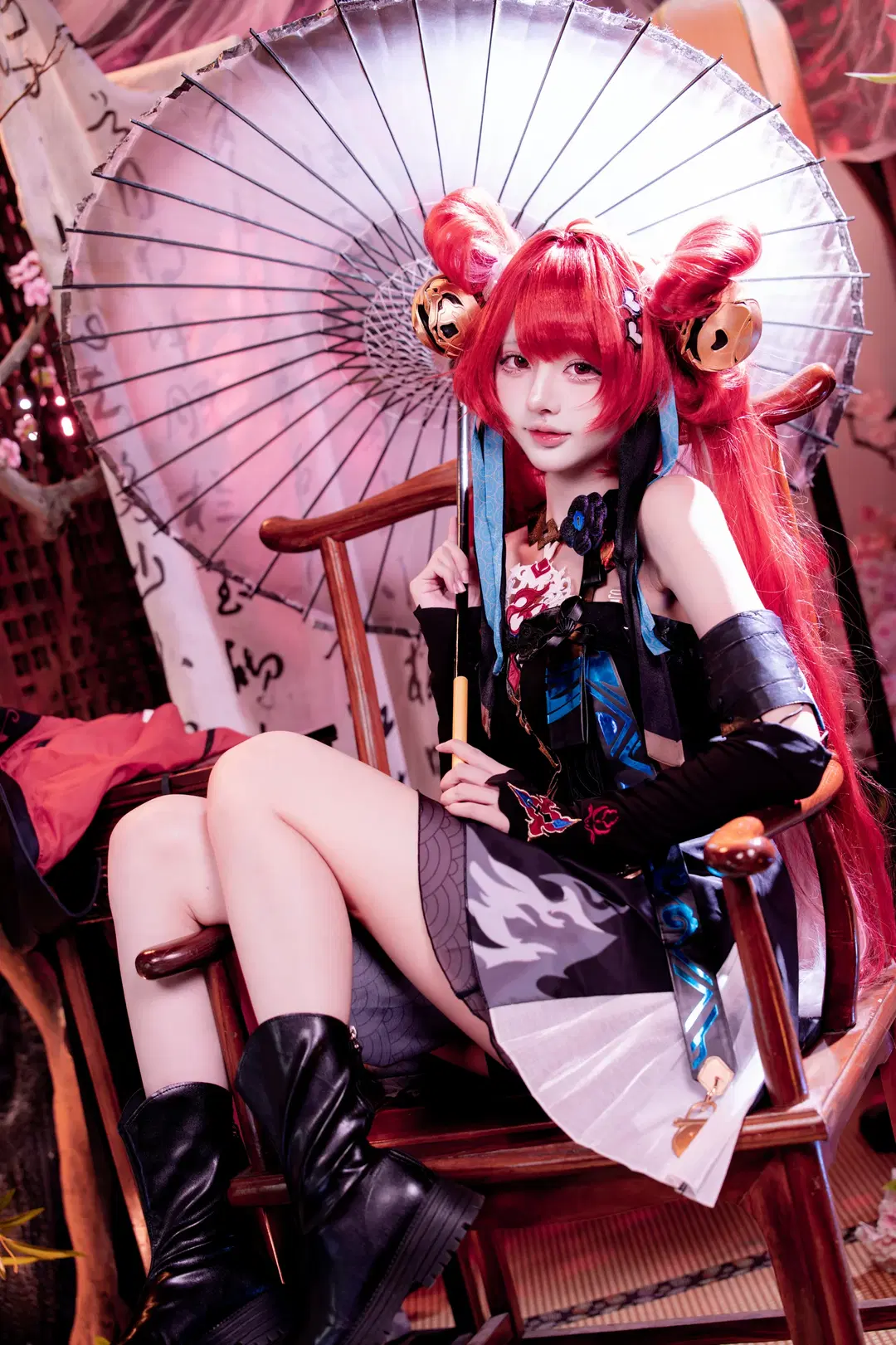 【鎖暝cos】鳴潮裡的中式奇幻紅髮少女，慵懶坐姿氛圍感拉滿 - 茶包 - 第3張