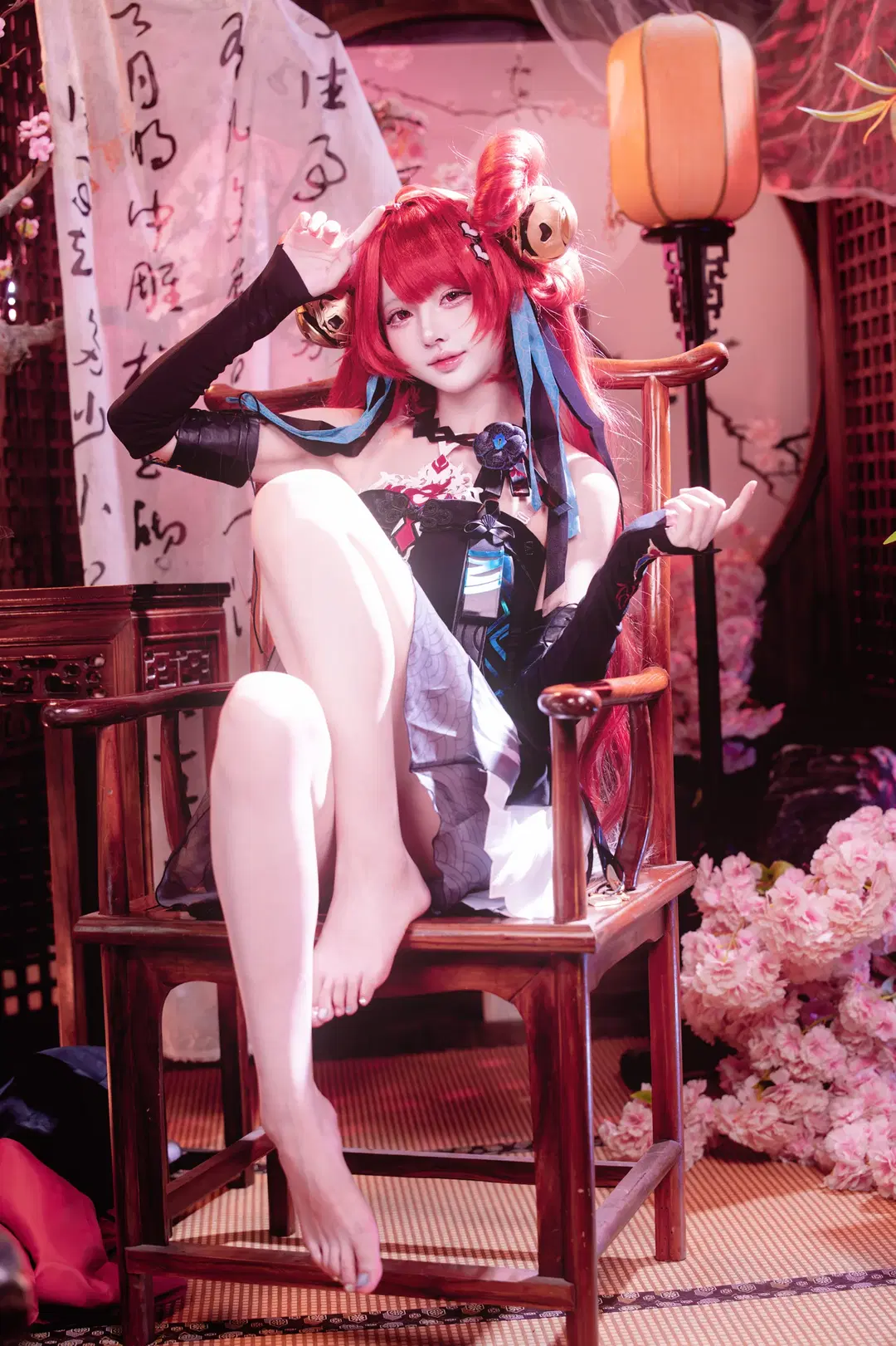 【鎖暝cos】鳴潮裡的中式奇幻紅髮少女，慵懶坐姿氛圍感拉滿 - 茶包 - 第5張