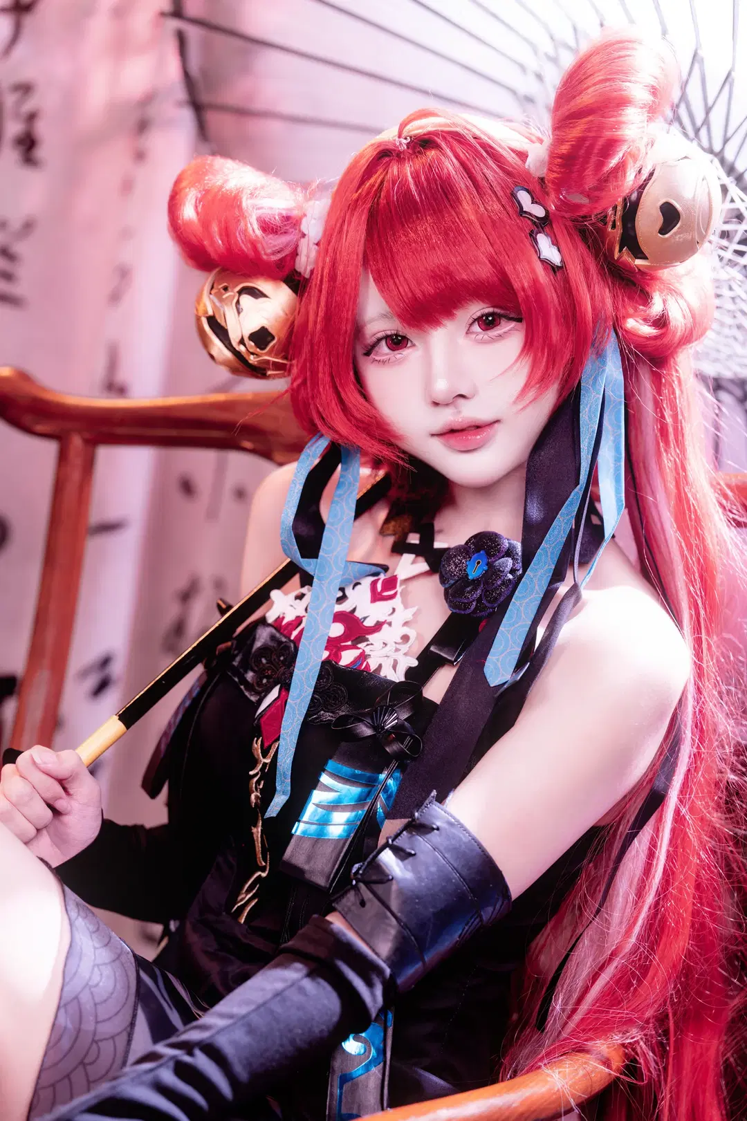 【鎖暝cos】鳴潮裡的中式奇幻紅髮少女，慵懶坐姿氛圍感拉滿 - 茶包 - 第7張