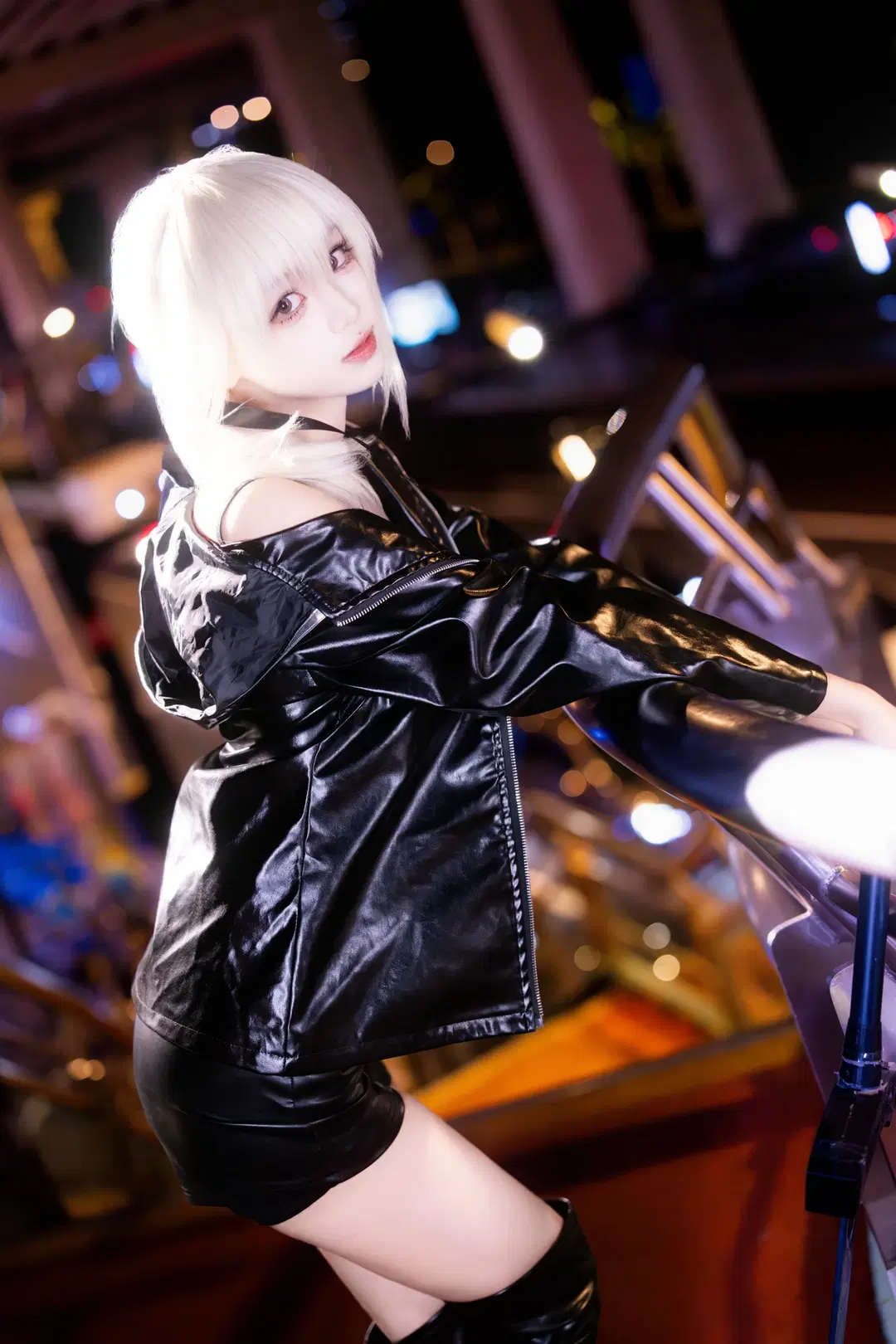 【黒セイバーのコスプレ】アルトリア コスプレ、夜の帳に映える黒レザージャケットと巨大な武器 - 咩噗茶 - 4枚目