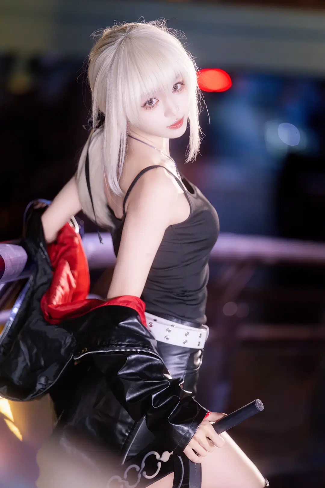 【黒セイバーのコスプレ】アルトリア コスプレ、夜の帳に映える黒レザージャケットと巨大な武器 - 咩噗茶 - 5枚目