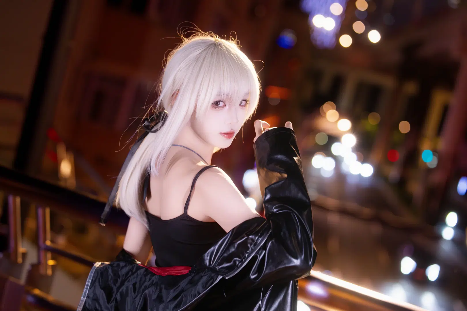 【黒セイバーのコスプレ】アルトリア コスプレ、夜の帳に映える黒レザージャケットと巨大な武器 - 咩噗茶 - 6枚目