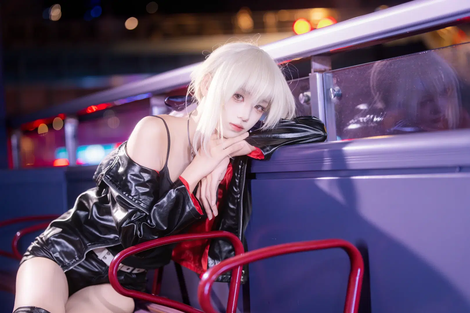 【黒セイバーのコスプレ】アルトリア コスプレ、夜の帳に映える黒レザージャケットと巨大な武器 - 咩噗茶 - 7枚目