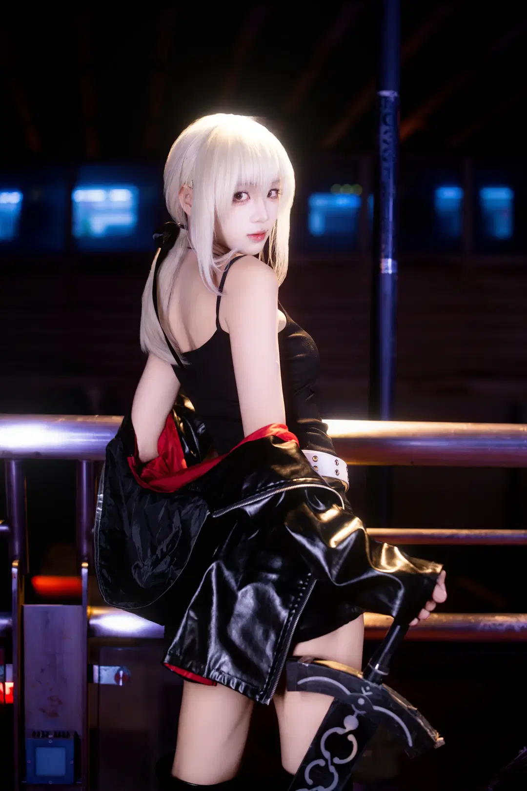 【アルトリア コスプレ】黒のレザージャケットにニーハイブーツ、都会の夜景に映える赤と黒のコントラスト - 咩噗茶 - 3枚目