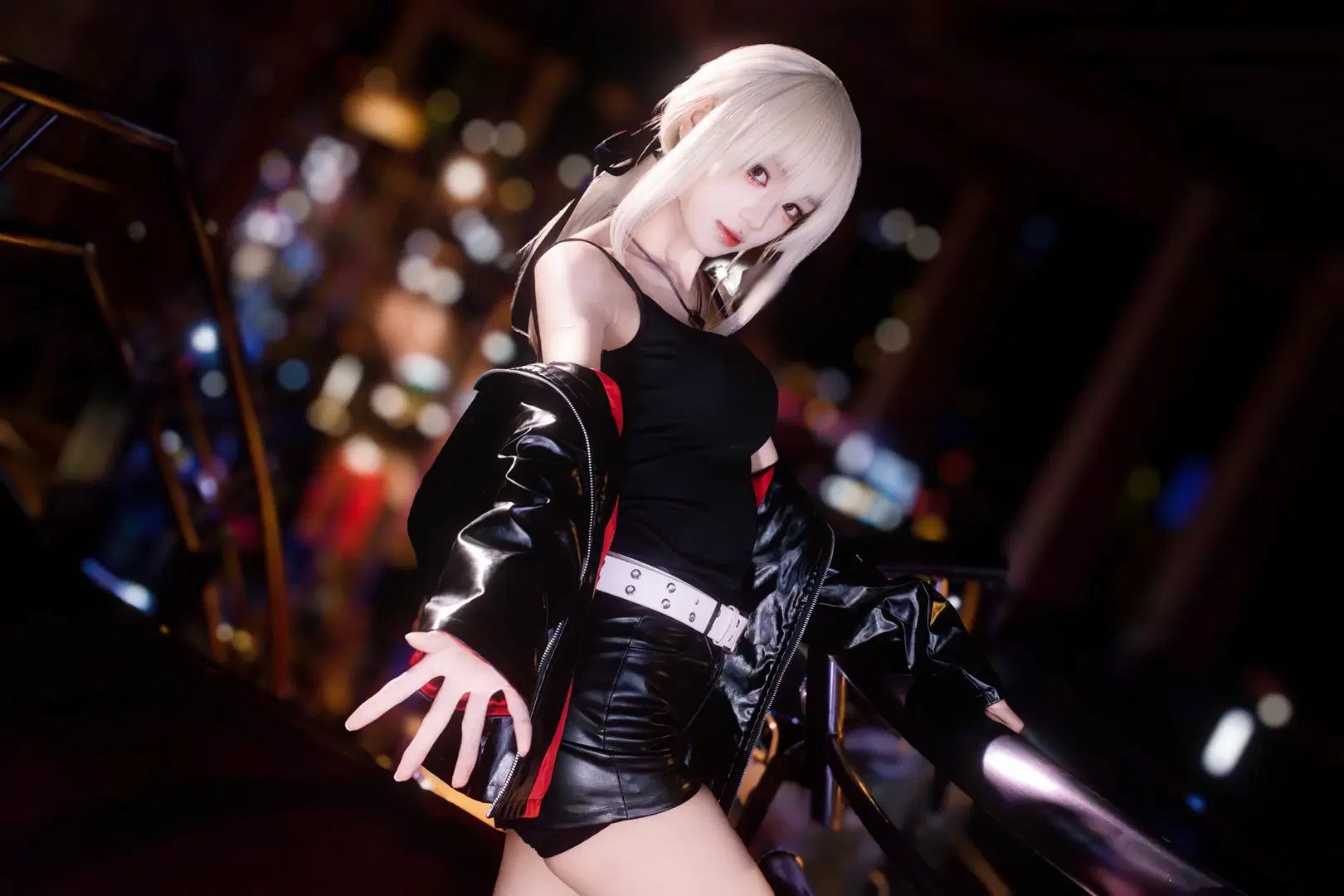 【アルトリア コスプレ】黒のレザージャケットにニーハイブーツ、都会の夜景に映える赤と黒のコントラスト - 咩噗茶 - 5枚目