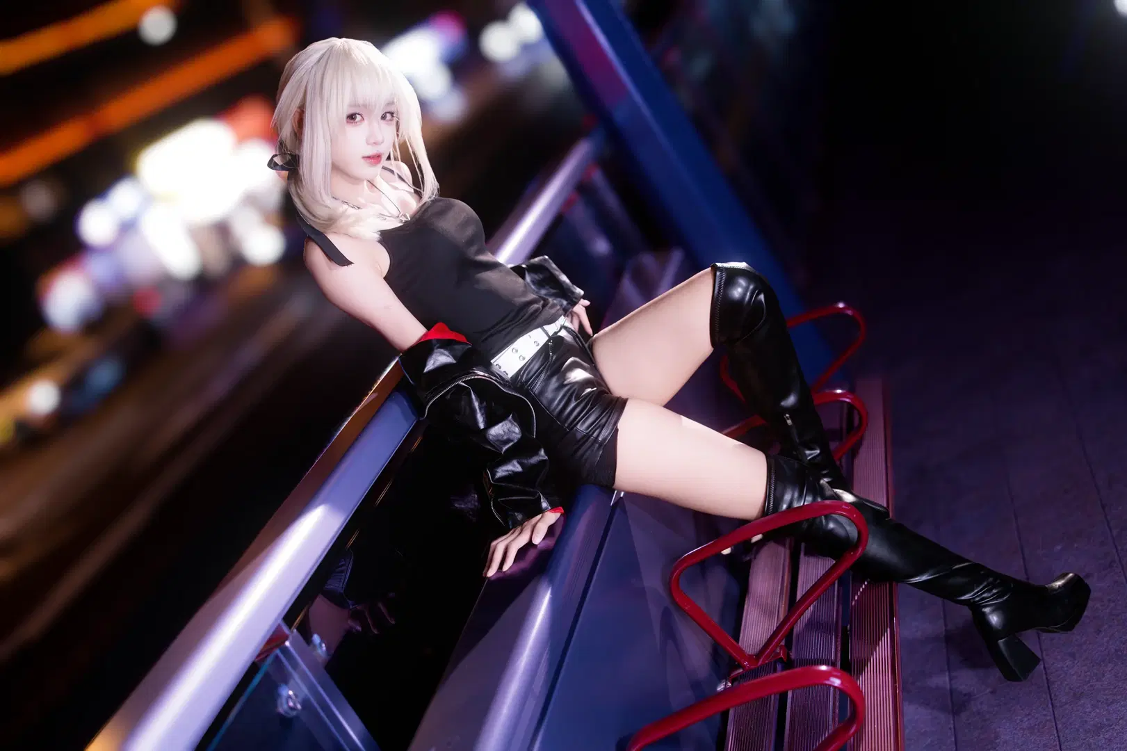【アルトリア コスプレ】黒のレザージャケットにニーハイブーツ、都会の夜景に映える赤と黒のコントラスト - 咩噗茶 - 7枚目