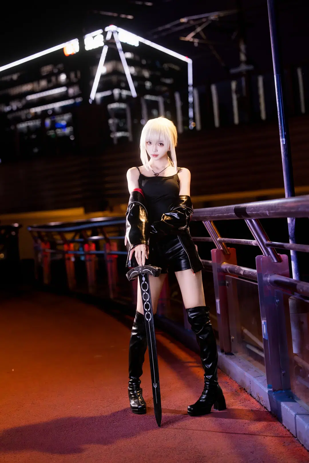 【アルトリア コスプレ】黒のレザージャケットにニーハイブーツ、都会の夜景に映える赤と黒のコントラスト - 咩噗茶 - 8枚目