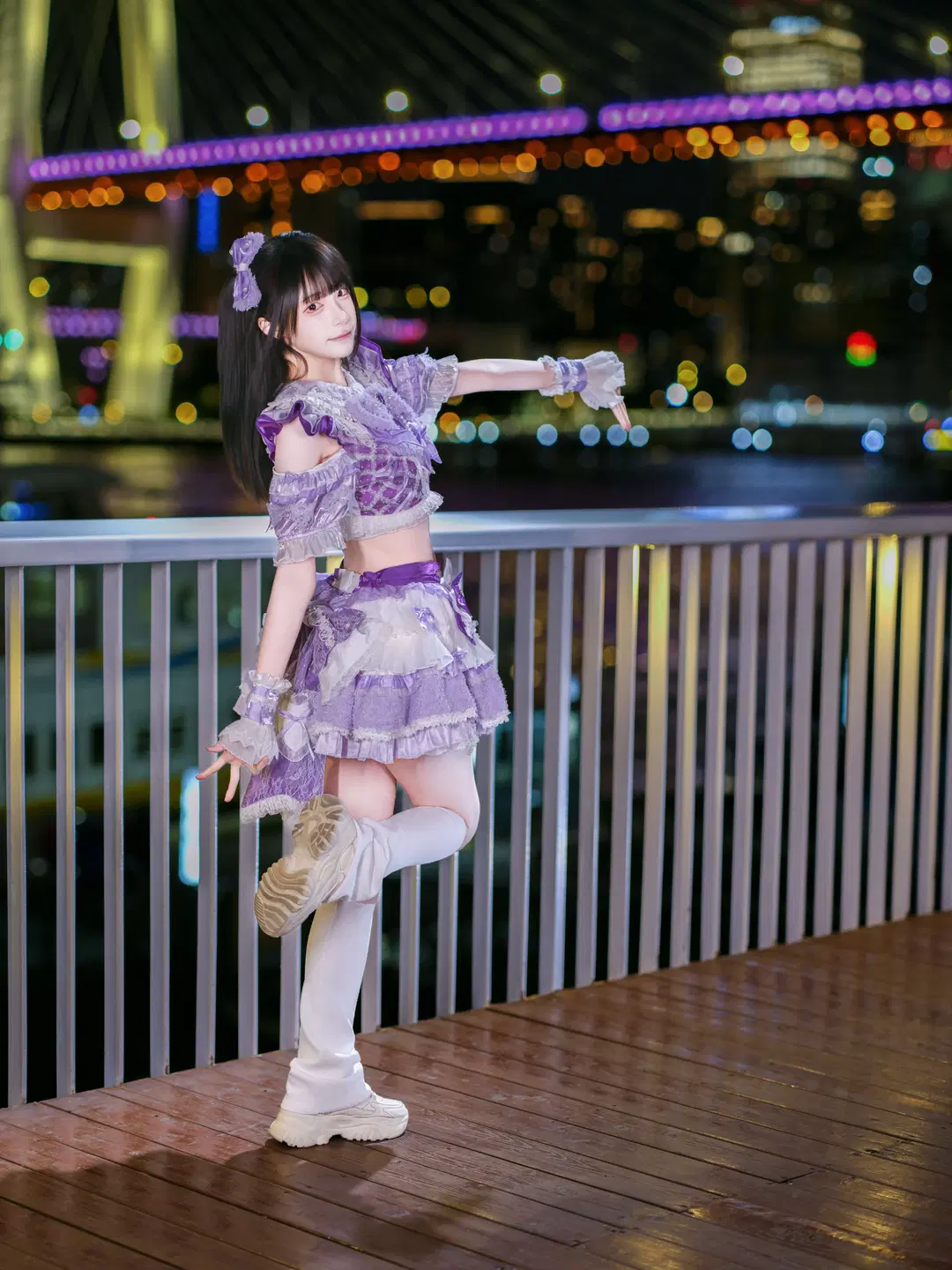 夜空中最闪亮的星，紫白打歌服夜景写真