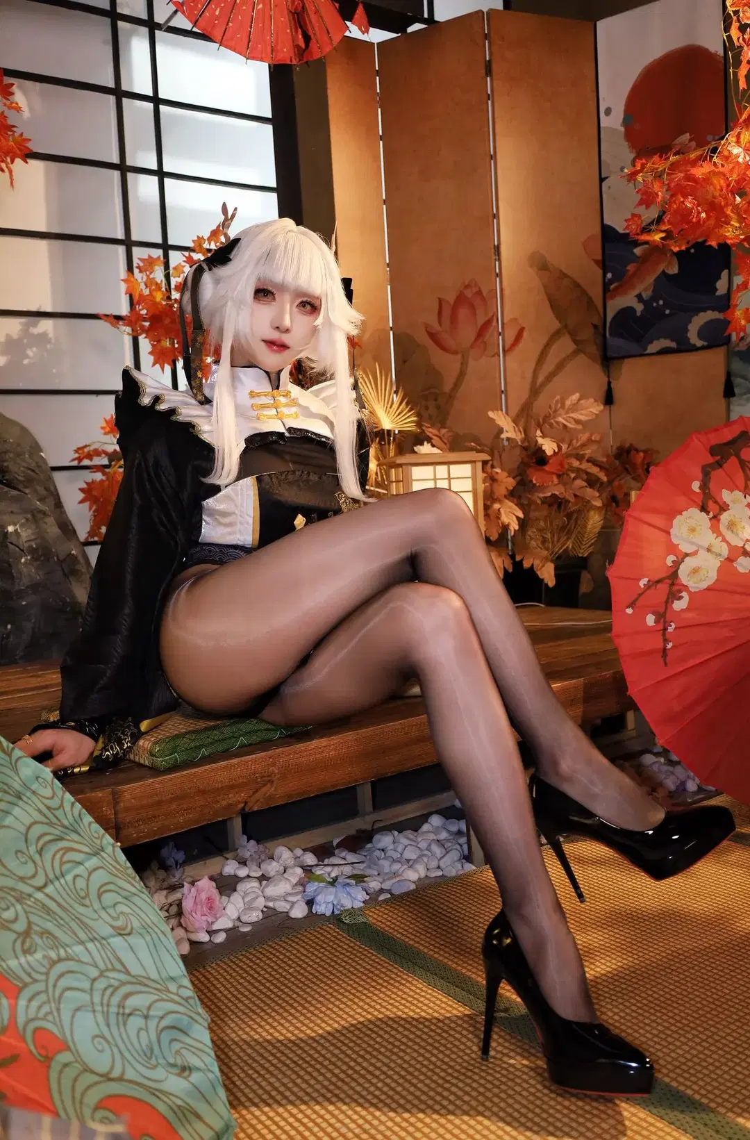 [White Rabbit Blanc cosplay] Goddess of Victory White Rabbit Blanc, light and shadow record of black-and-gold coat and glossy stockings by 祈雨『约拍』 - Image 2