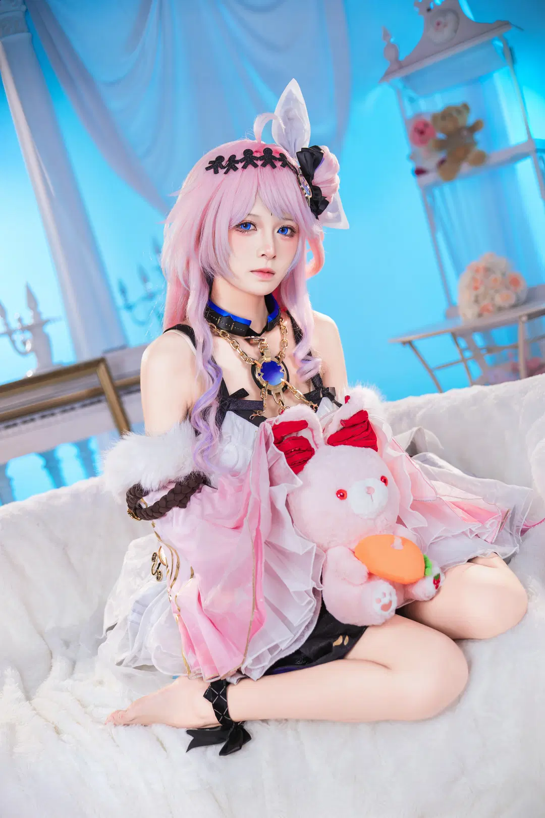 Denia Cosplay from Wuthering Waves: A Dreamy Encounter of Pink Hair, Blue Eyes, and Golden Frames by 德蒙特多子 - Image 2