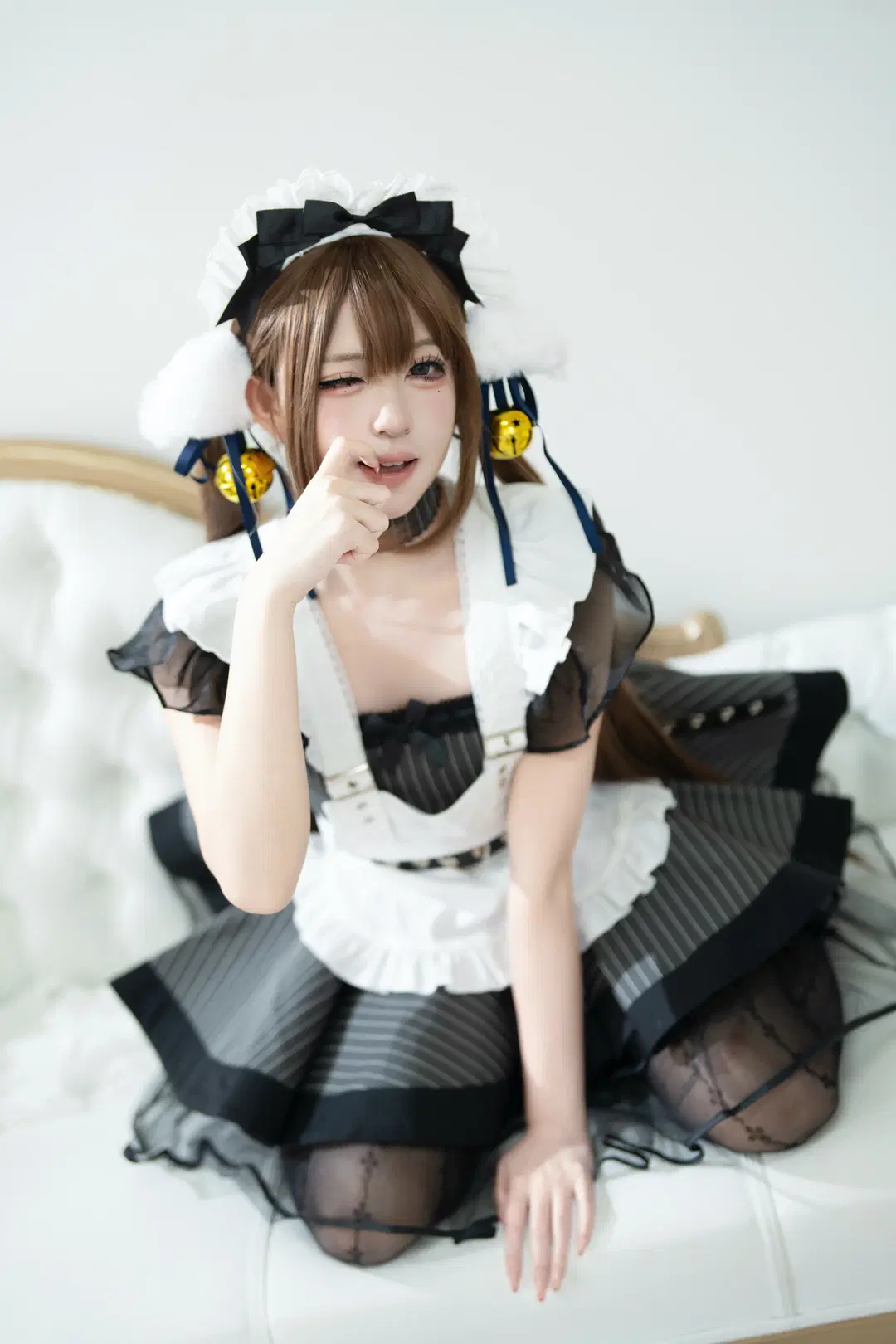 白黒ストライプのメイド服にレースアップ黒ストッキング、アンニュイな午後の猫耳メイド - 雾亥 - 2枚目