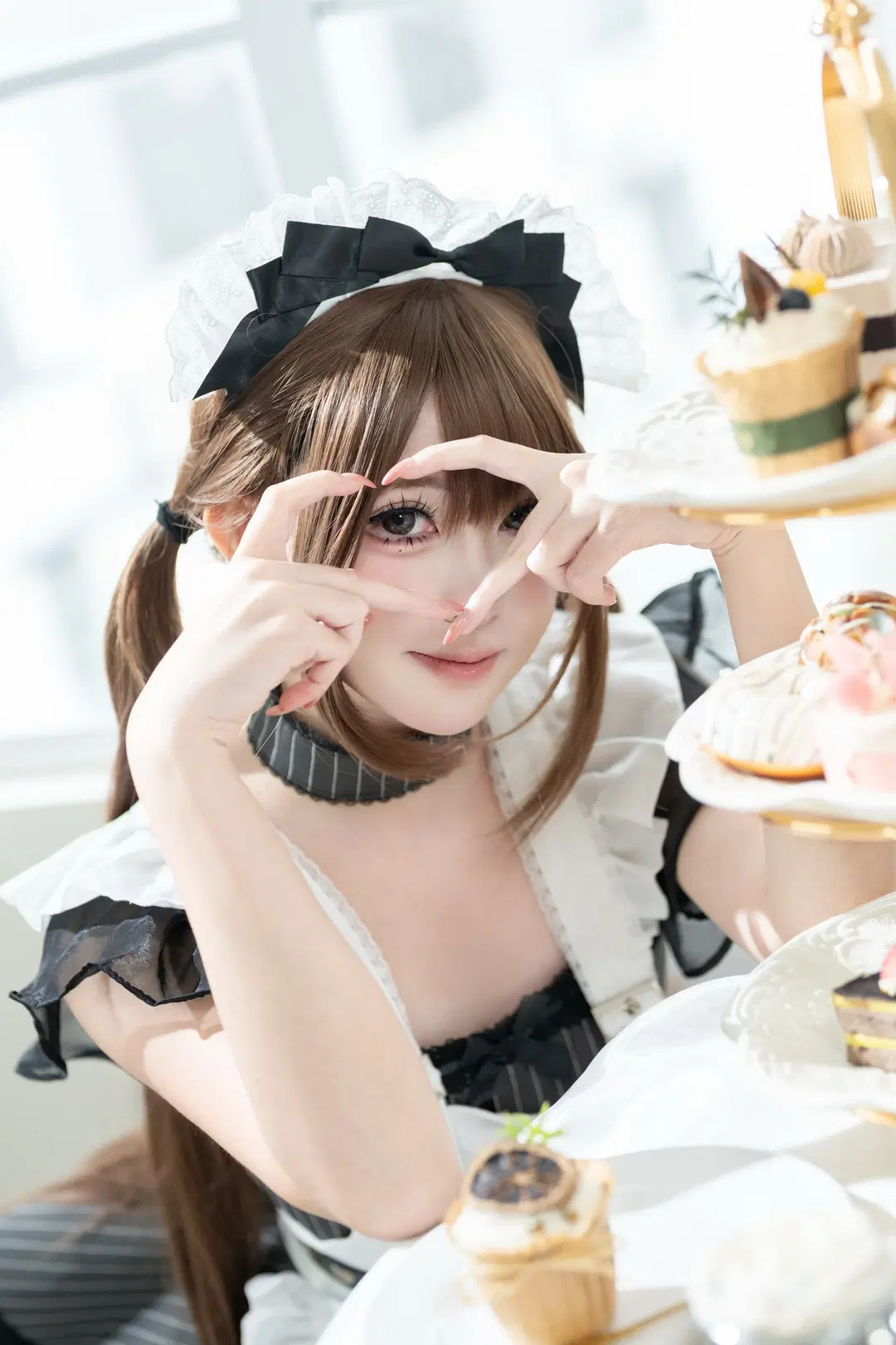 白黒ストライプのメイド服にレースアップ黒ストッキング、アンニュイな午後の猫耳メイド - 雾亥 - 3枚目