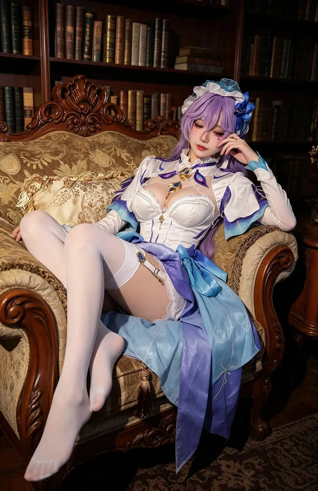 鳴潮, ゲームキャラクターコスプレ, カンタレラ・フィサリア コスプレ, 白ガーターストッキング, レトロ書斎コスプレ