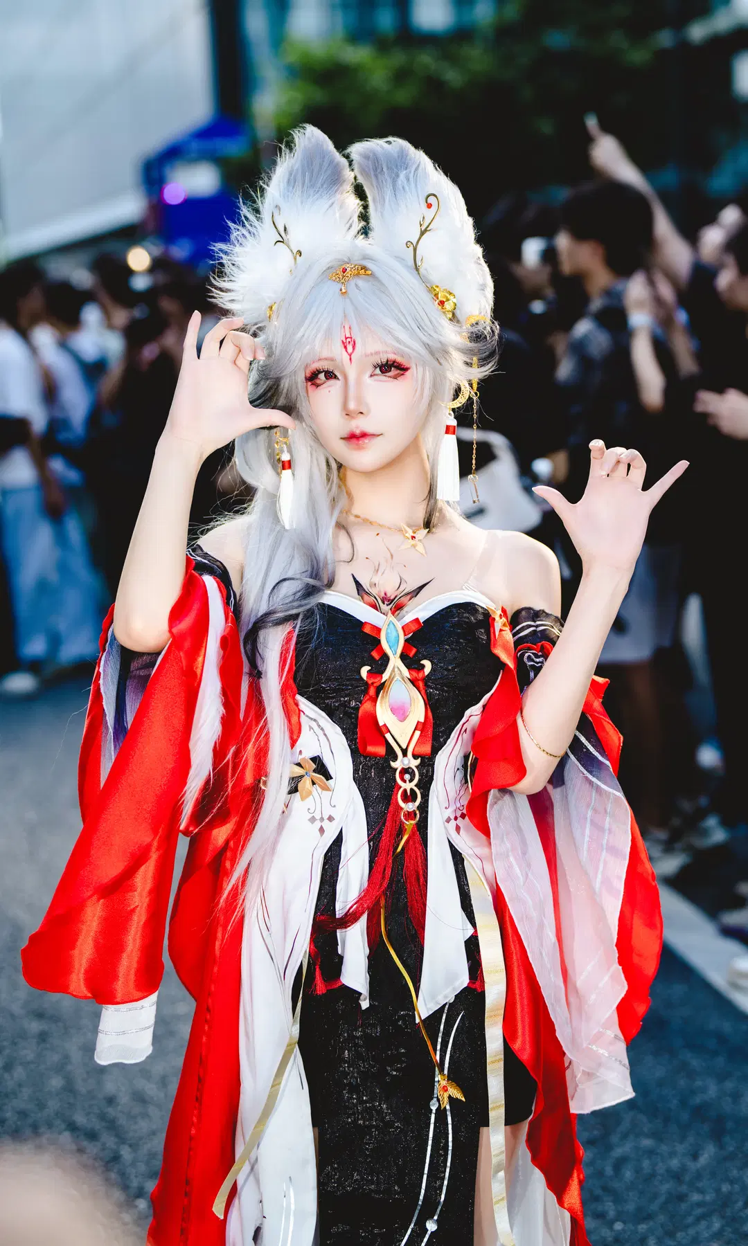【心月狐cos】鳴潮心月狐紅黑露肩長裙漫展場照 - 毛风狸花猫 - 第3張