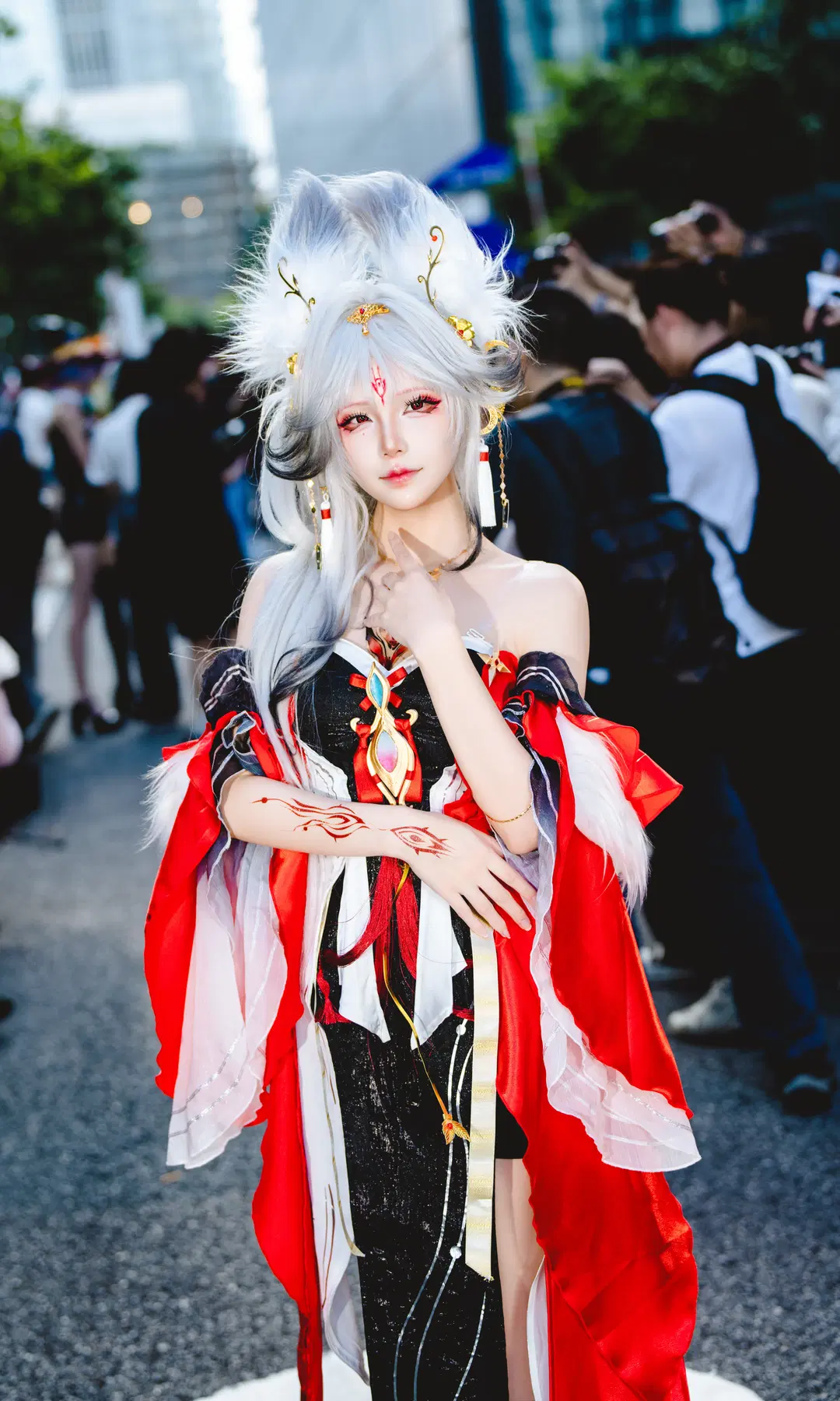 【心月狐cos】鳴潮心月狐紅黑露肩長裙漫展場照 - 毛风狸花猫 - 第5張