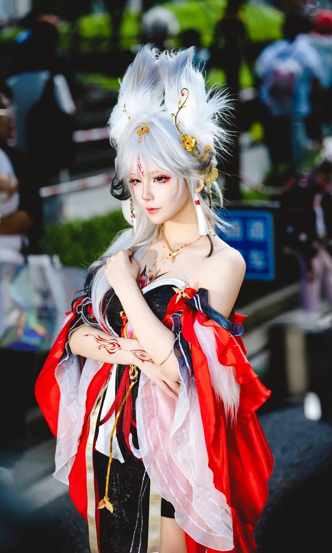 【心月狐cos】鳴潮心月狐紅黑露肩長裙漫展場照 - 毛风狸花猫 - 第6張