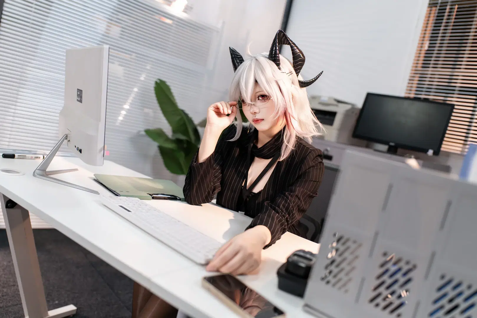 【赞妮cos】鸣潮赞妮的办公室OL打工记 - YH在漫展📷 - 第2张