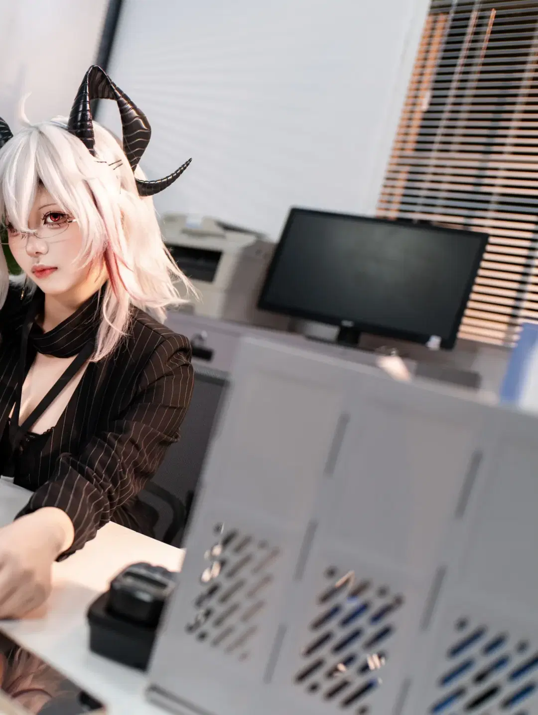 【赞妮cos】鸣潮赞妮的办公室OL打工记 - YH在漫展📷 - 第4张