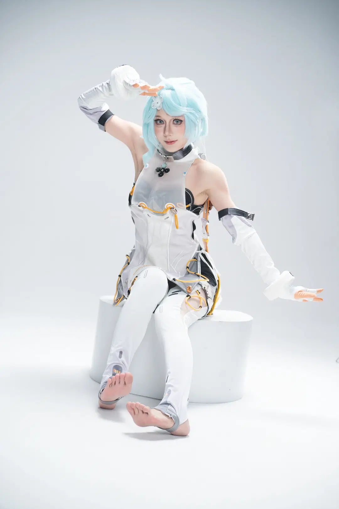 蓝发cosplay, 棚拍摄影, 战术绑带, 科幻机能风cos, 光脚写真