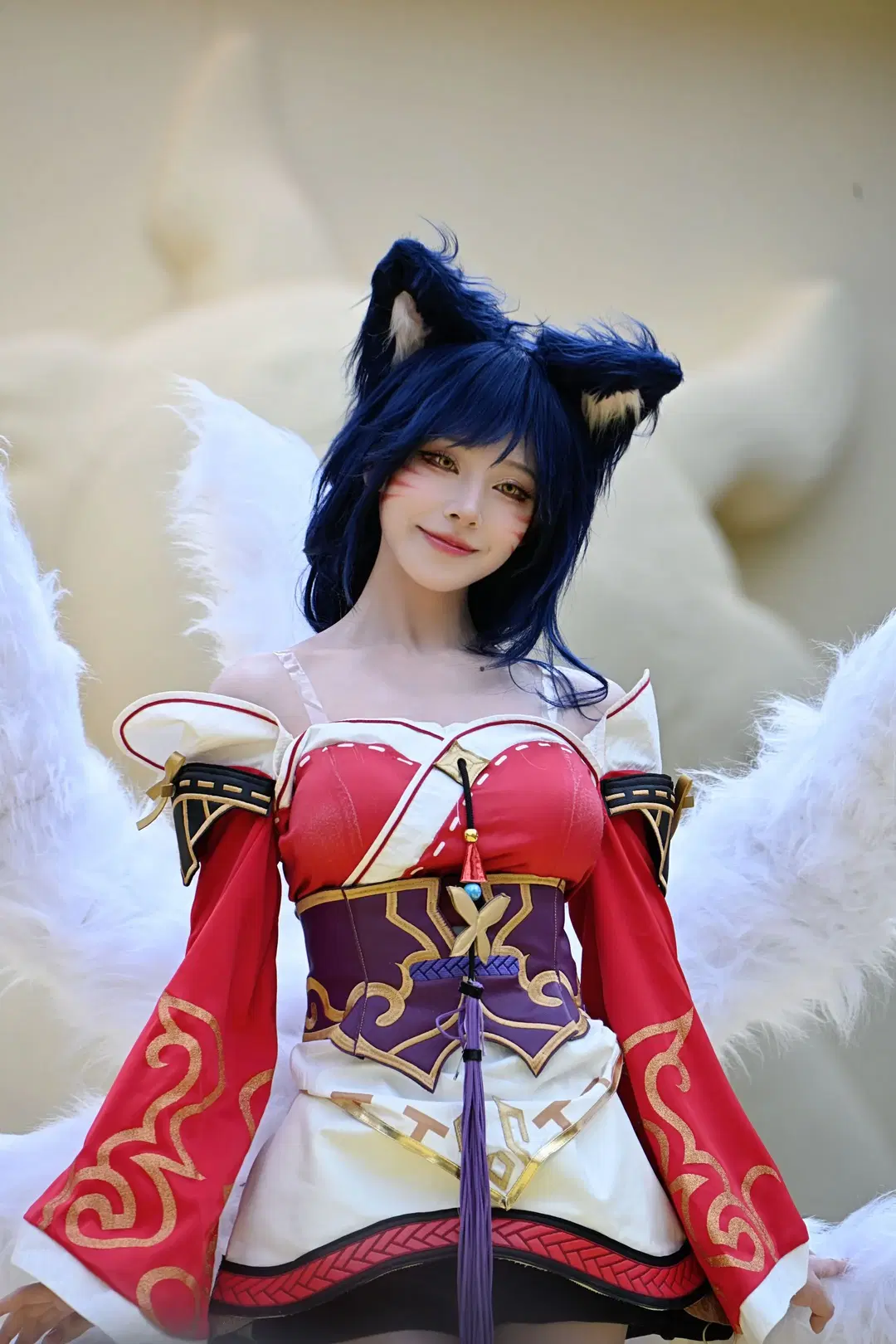 【Ahri cosplay】Golden Spatula Ahri: Stage Presentation of Red & White Attire and White Fox Tails by 不慌Davonte - Image 2