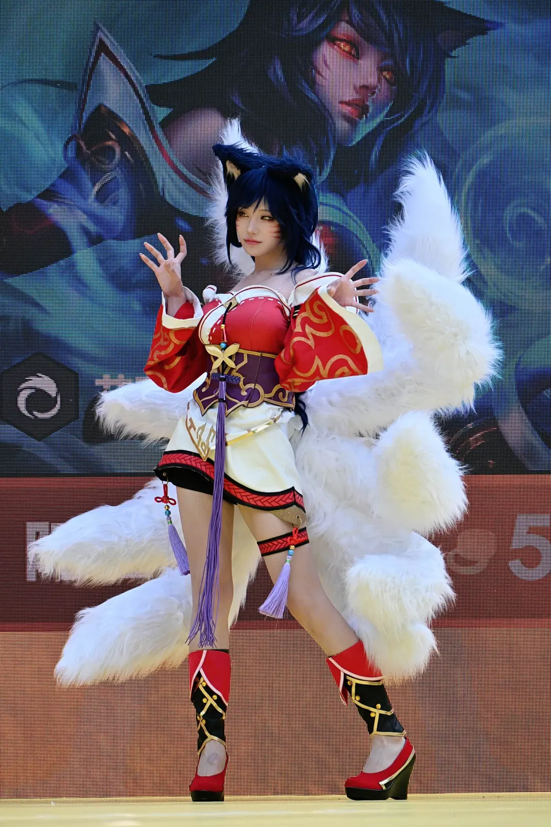 【Ahri cosplay】Golden Spatula Ahri: Stage Presentation of Red & White Attire and White Fox Tails by 不慌Davonte - Image 3