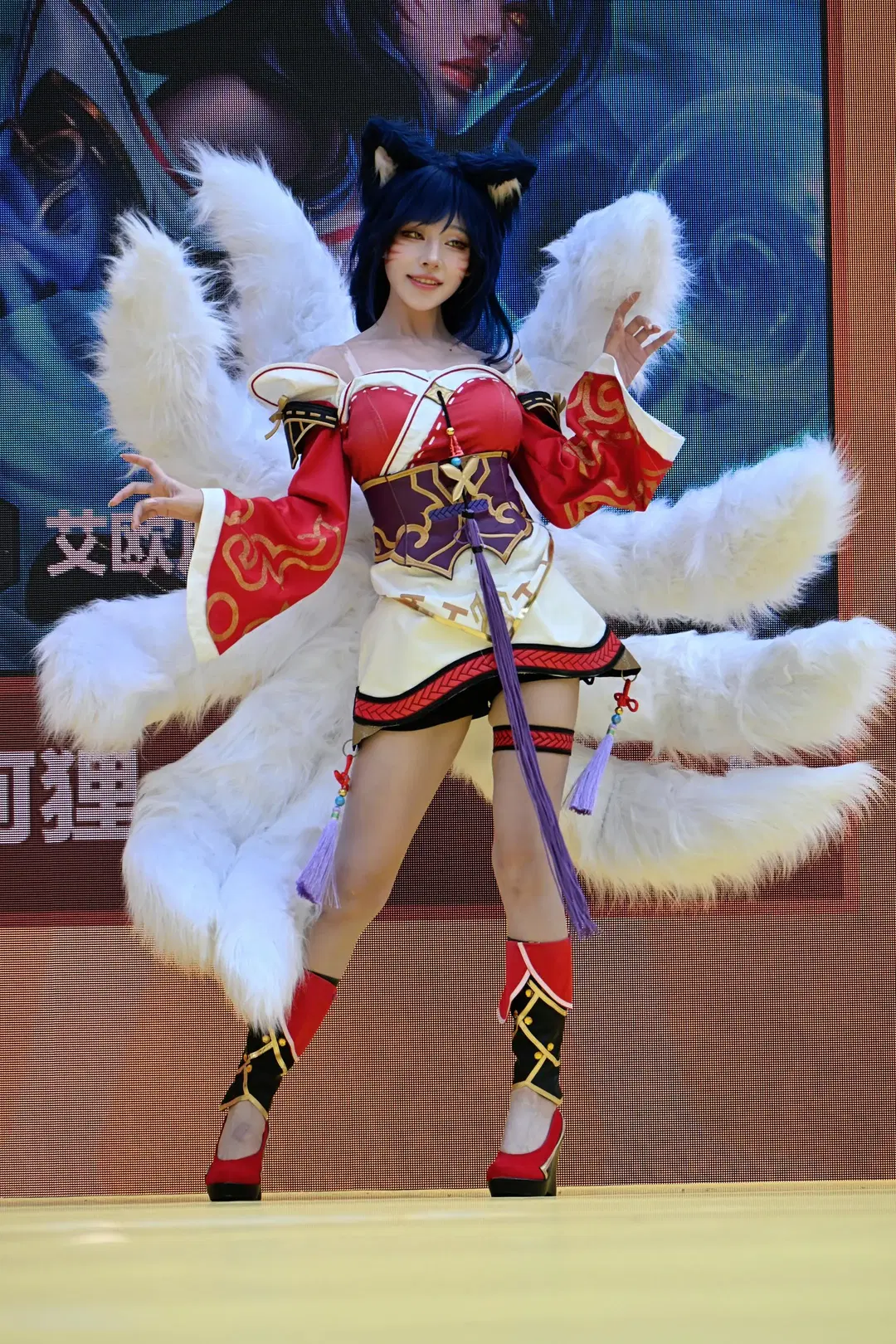 【Ahri cosplay】Golden Spatula Ahri: Stage Presentation of Red & White Attire and White Fox Tails by 不慌Davonte - Image 4
