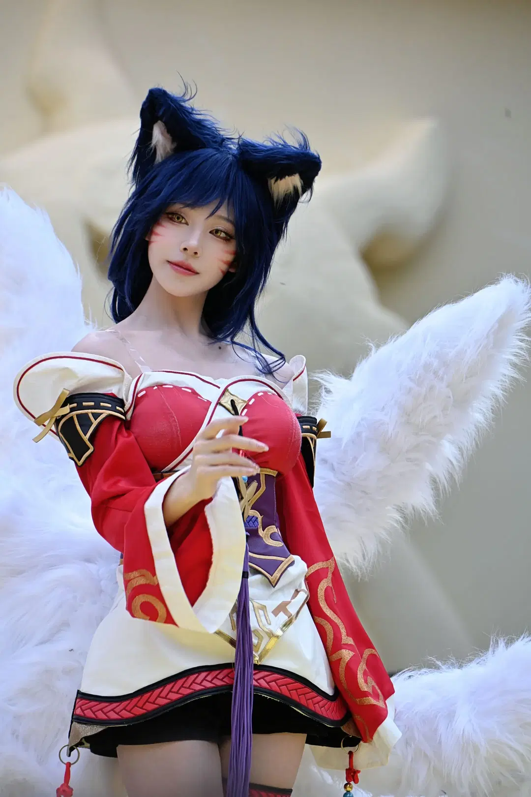 【Ahri cosplay】Golden Spatula Ahri: Stage Presentation of Red & White Attire and White Fox Tails by 不慌Davonte - Image 6
