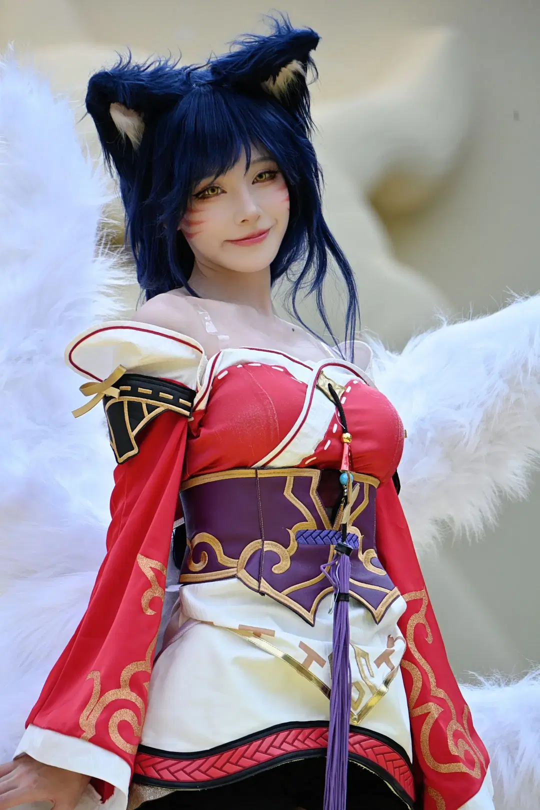 【Ahri cosplay】Golden Spatula Ahri: Stage Presentation of Red & White Attire and White Fox Tails by 不慌Davonte - Image 7