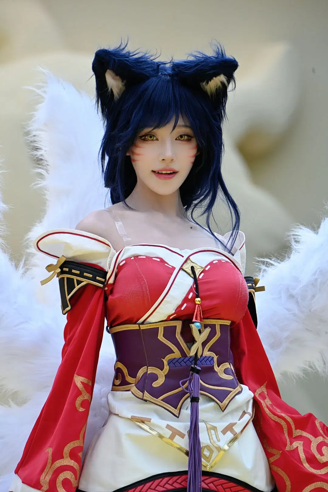 【Ahri cosplay】Golden Spatula Ahri: Stage Presentation of Red & White Attire and White Fox Tails by 不慌Davonte - Image 8