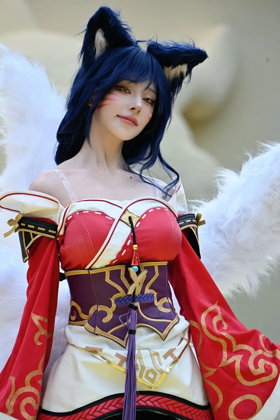 【Ahri cosplay】Golden Spatula Ahri: Stage Presentation of Red & White Attire and White Fox Tails by 不慌Davonte - Image 9