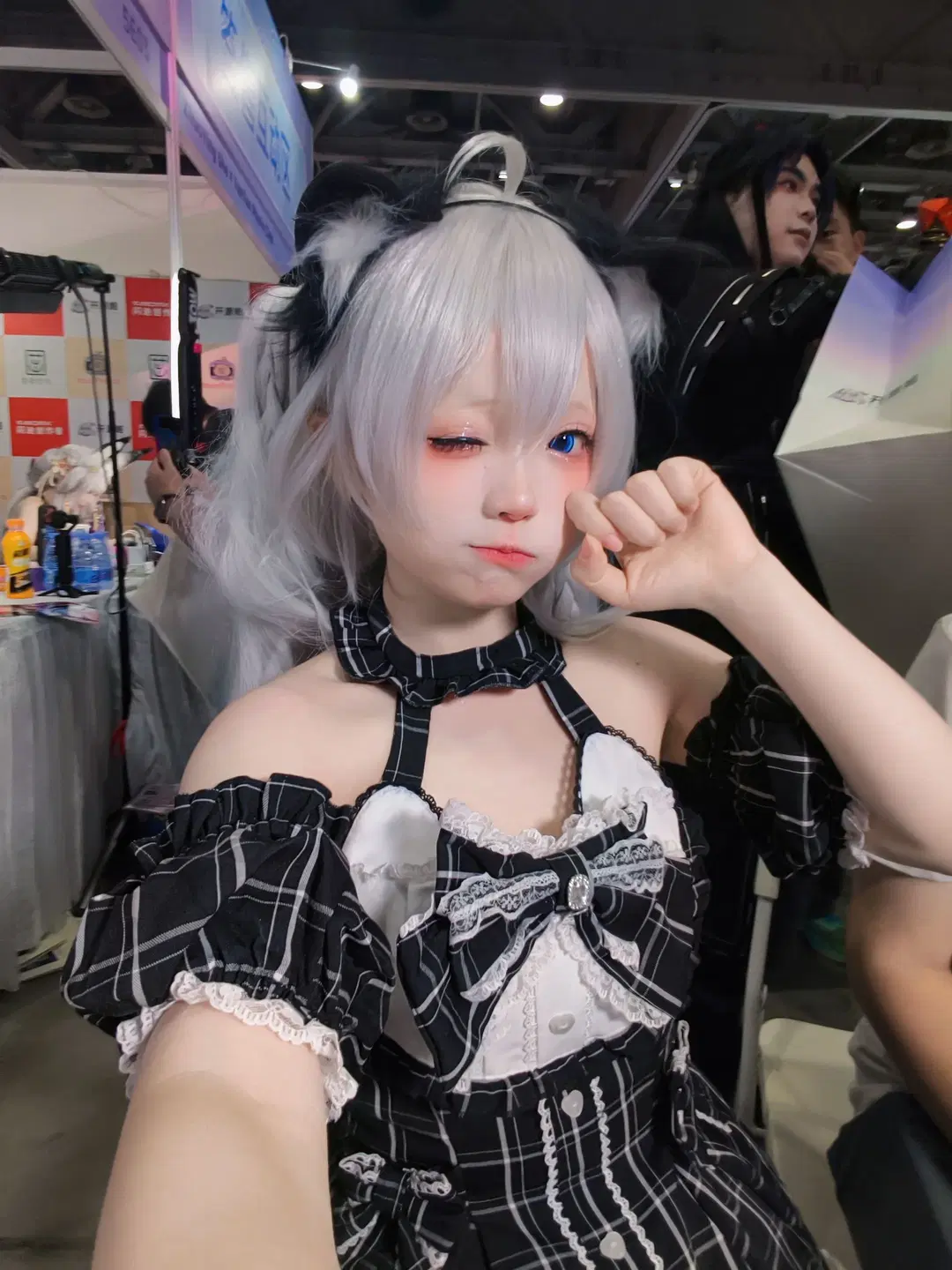 【開源姬cos】銀髮藍瞳與黑白格紋，CICF展臺自拍記錄 - 不慌Davonte - 第2張