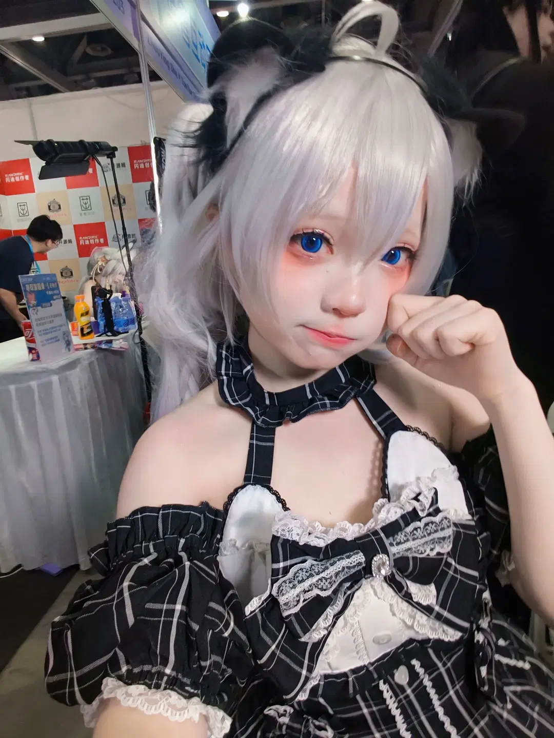 【開源姬cos】銀髮藍瞳與黑白格紋，CICF展臺自拍記錄 - 不慌Davonte - 第3張
