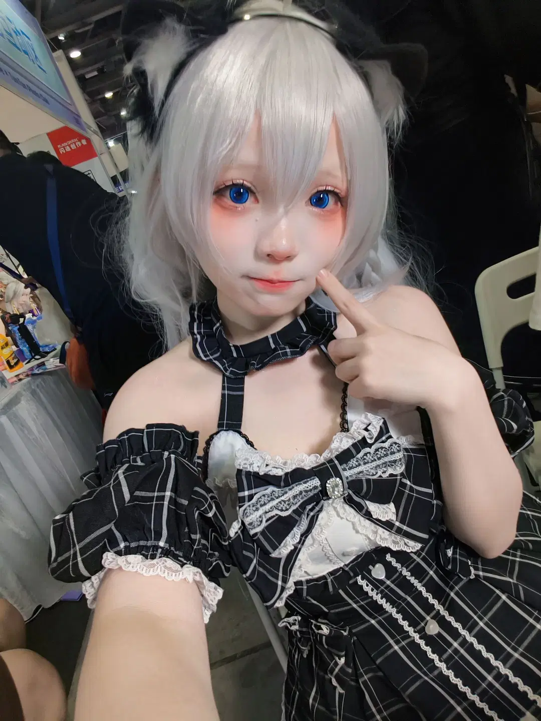 【開源姬cos】銀髮藍瞳與黑白格紋，CICF展臺自拍記錄 - 不慌Davonte - 第4張