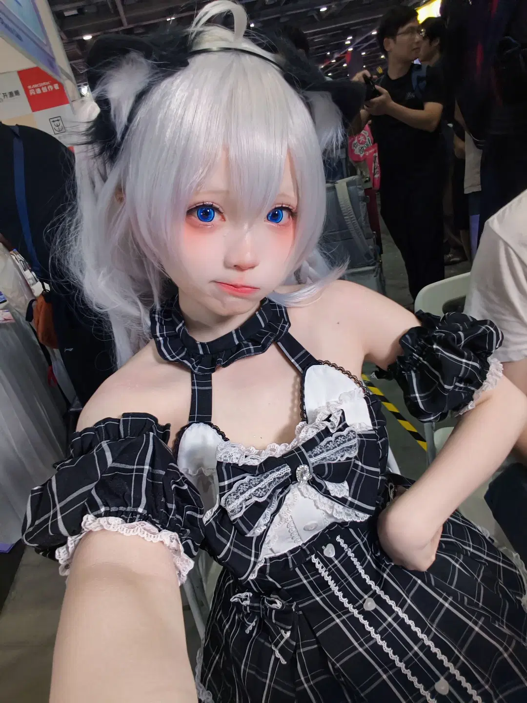 【開源姬cos】銀髮藍瞳與黑白格紋，CICF展臺自拍記錄 - 不慌Davonte - 第5張