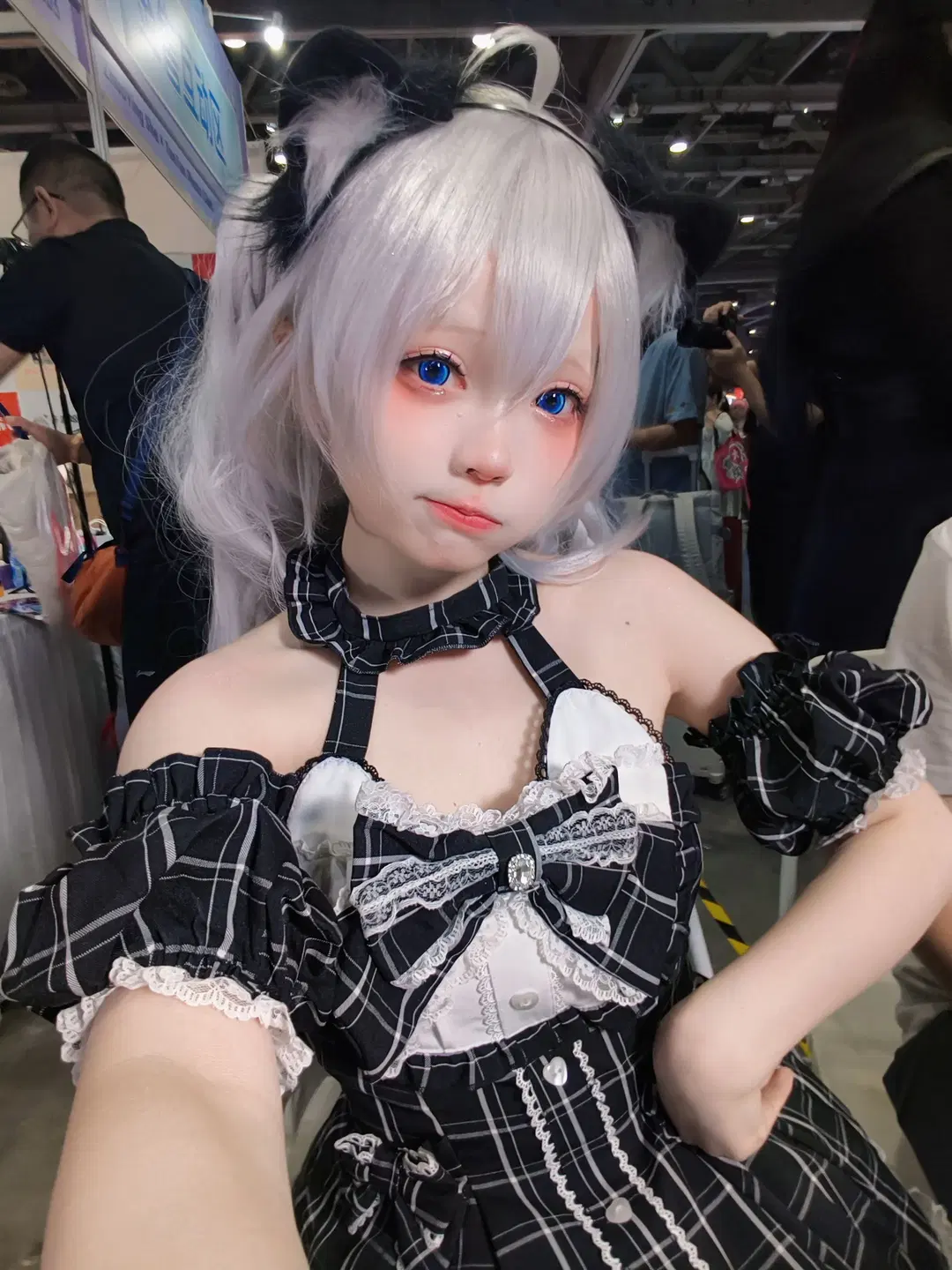 【開源姬cos】銀髮藍瞳與黑白格紋，CICF展臺自拍記錄 - 不慌Davonte - 第6張
