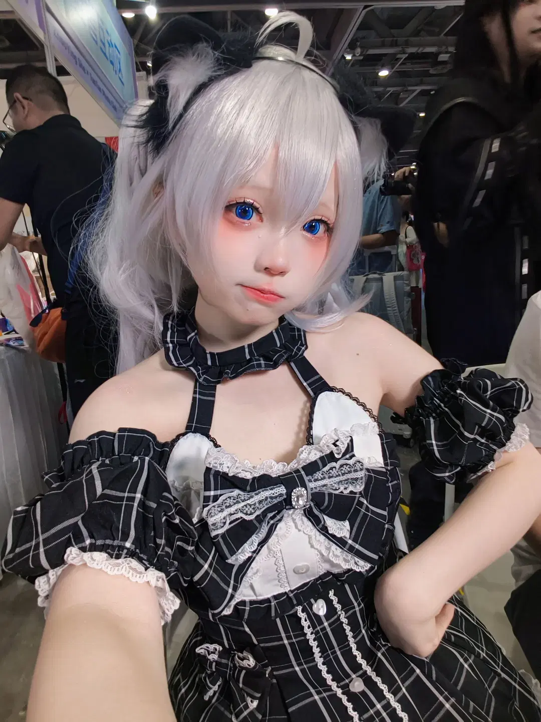 【開源姬cos】銀髮藍瞳與黑白格紋，CICF展臺自拍記錄 - 不慌Davonte - 第7張