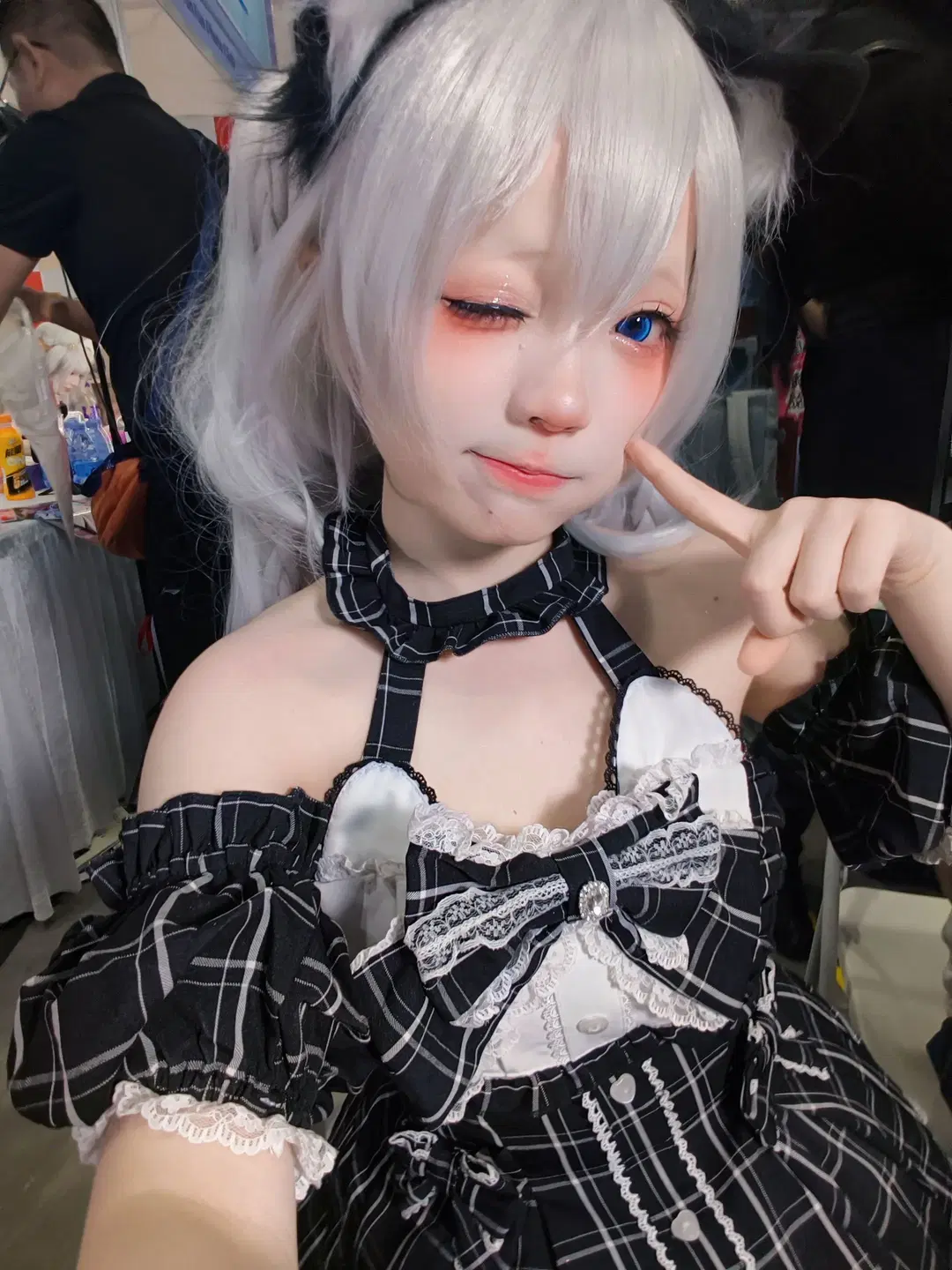 【開源姬cos】銀髮藍瞳與黑白格紋，CICF展臺自拍記錄 - 不慌Davonte - 第8張
