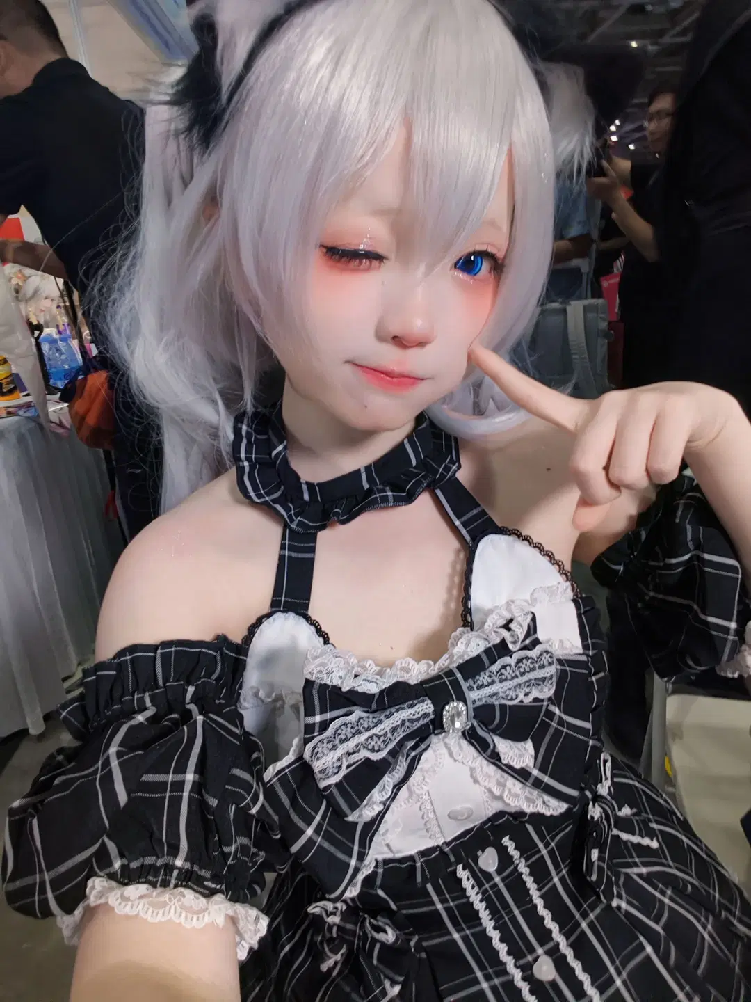 【開源姬cos】銀髮藍瞳與黑白格紋，CICF展臺自拍記錄 - 不慌Davonte - 第9張