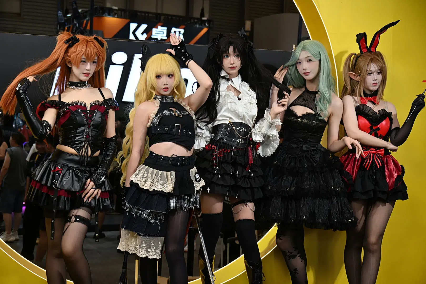 Convention Photos: Black-and-Red Gothic Leather Outfit at ChinaJoy Nikon Booth by 不慌Davonte - Image 10
