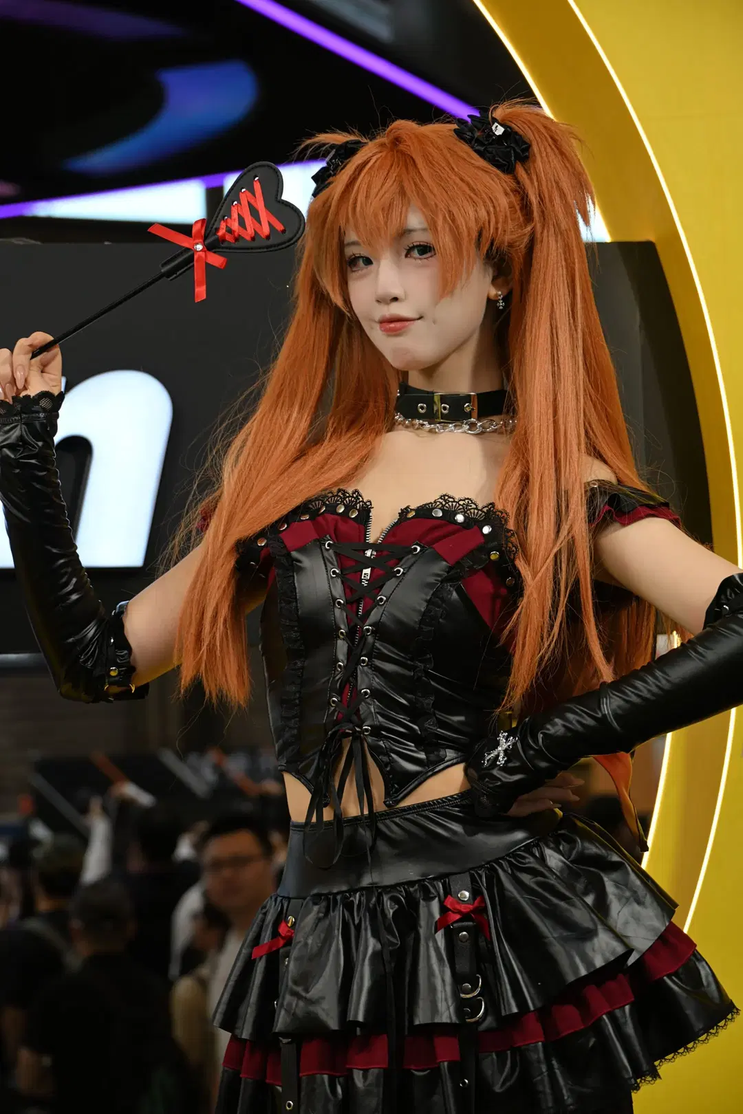 Convention Photos: Black-and-Red Gothic Leather Outfit at ChinaJoy Nikon Booth by 不慌Davonte - Image 11