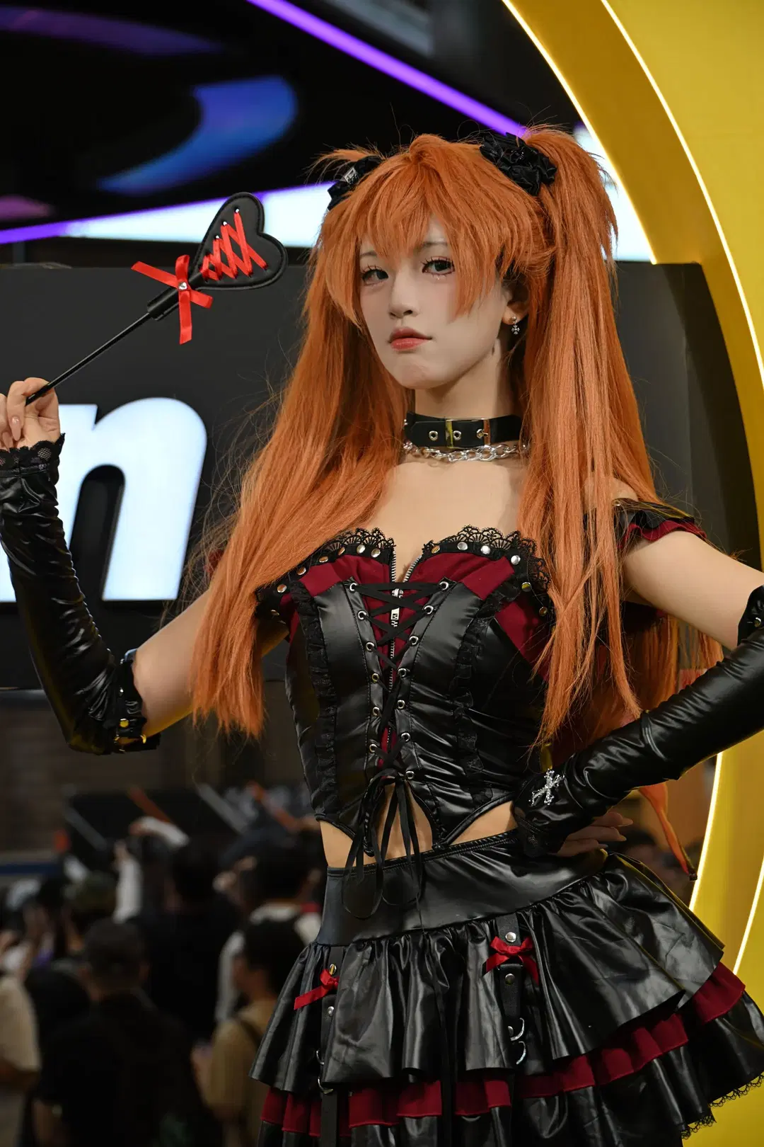 Convention Photos: Black-and-Red Gothic Leather Outfit at ChinaJoy Nikon Booth by 不慌Davonte - Image 2