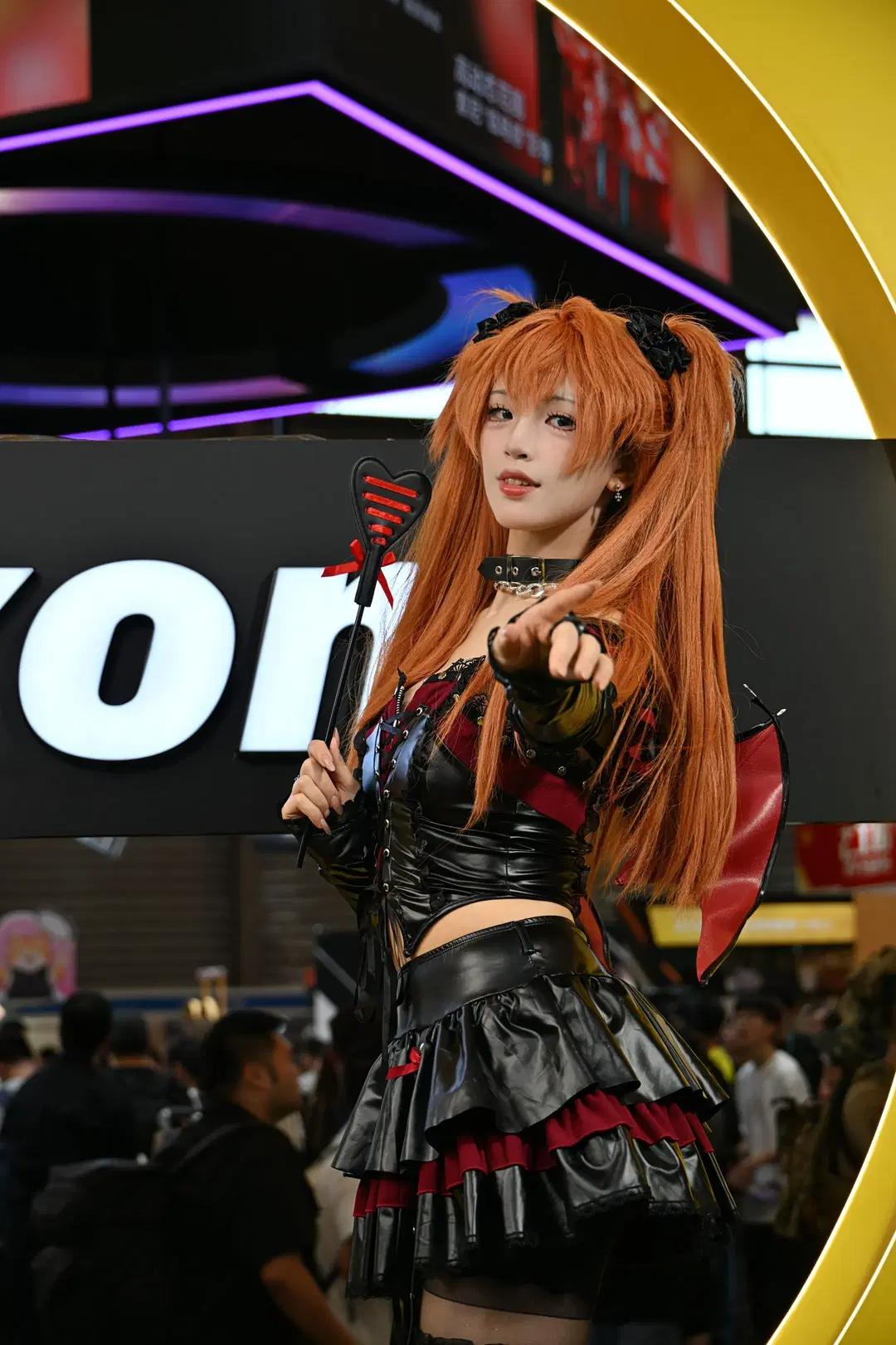 Convention Photos: Black-and-Red Gothic Leather Outfit at ChinaJoy Nikon Booth by 不慌Davonte - Image 3