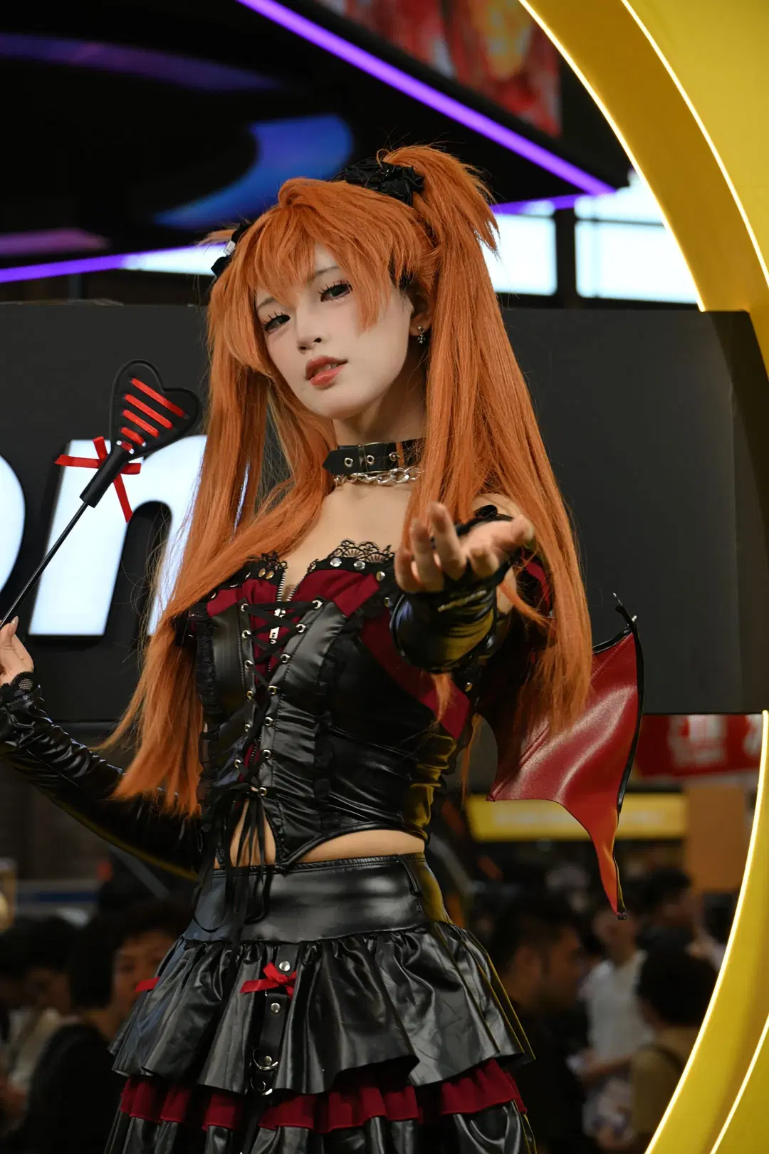 Convention Photos: Black-and-Red Gothic Leather Outfit at ChinaJoy Nikon Booth by 不慌Davonte - Image 4