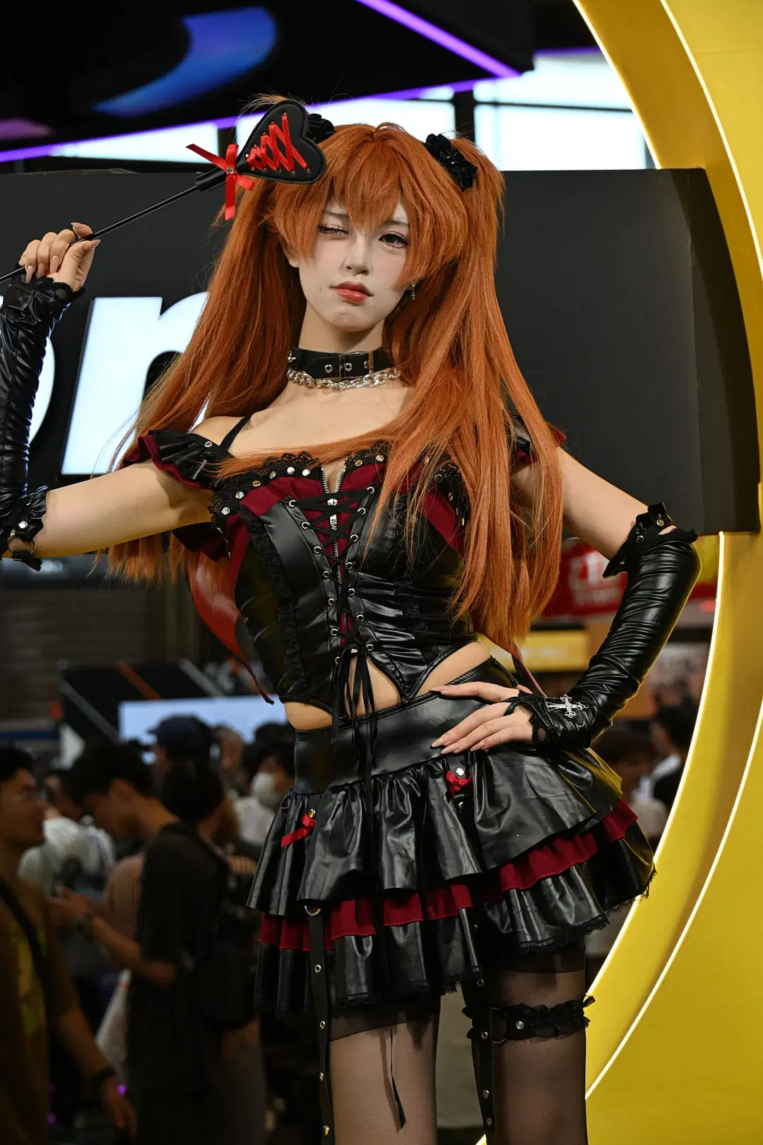 Convention Photos: Black-and-Red Gothic Leather Outfit at ChinaJoy Nikon Booth by 不慌Davonte - Image 6