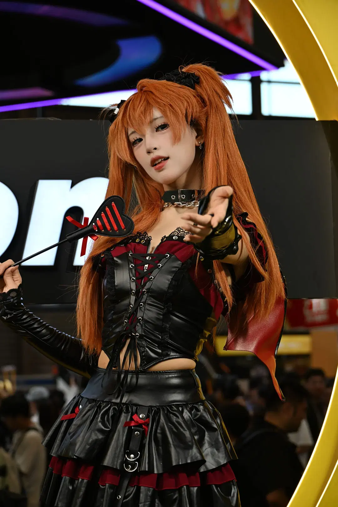 Convention Photos: Black-and-Red Gothic Leather Outfit at ChinaJoy Nikon Booth by 不慌Davonte - Image 8