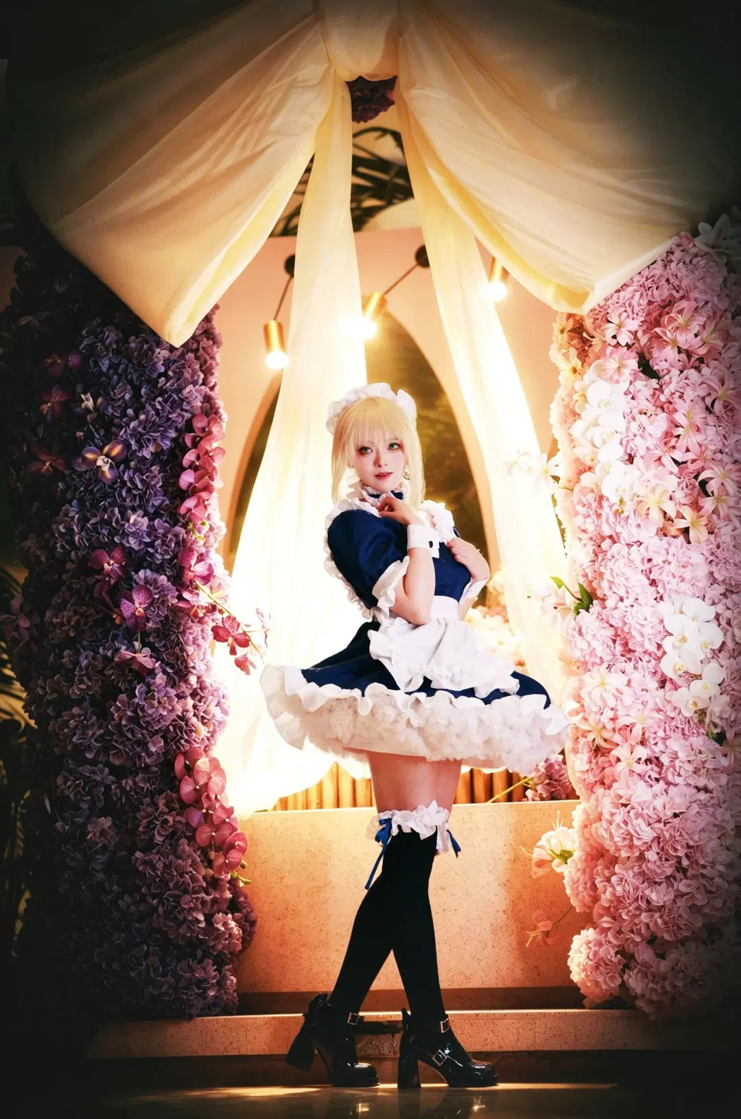 [Altria cosplay] Fate/Grand Order maid outfit: The intricate details and lighting are simply extraordinary by 倾寒 - Image 2
