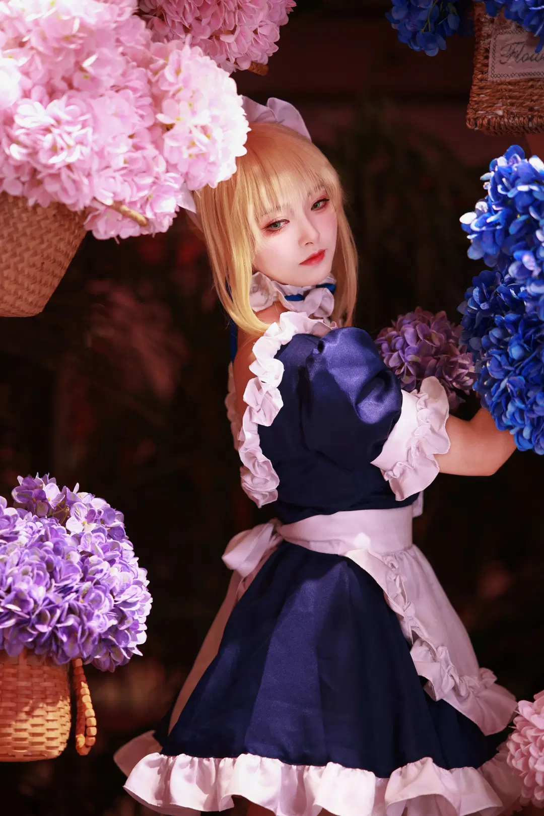[Altria cosplay] Fate/Grand Order maid outfit: The intricate details and lighting are simply extraordinary by 倾寒 - Image 3