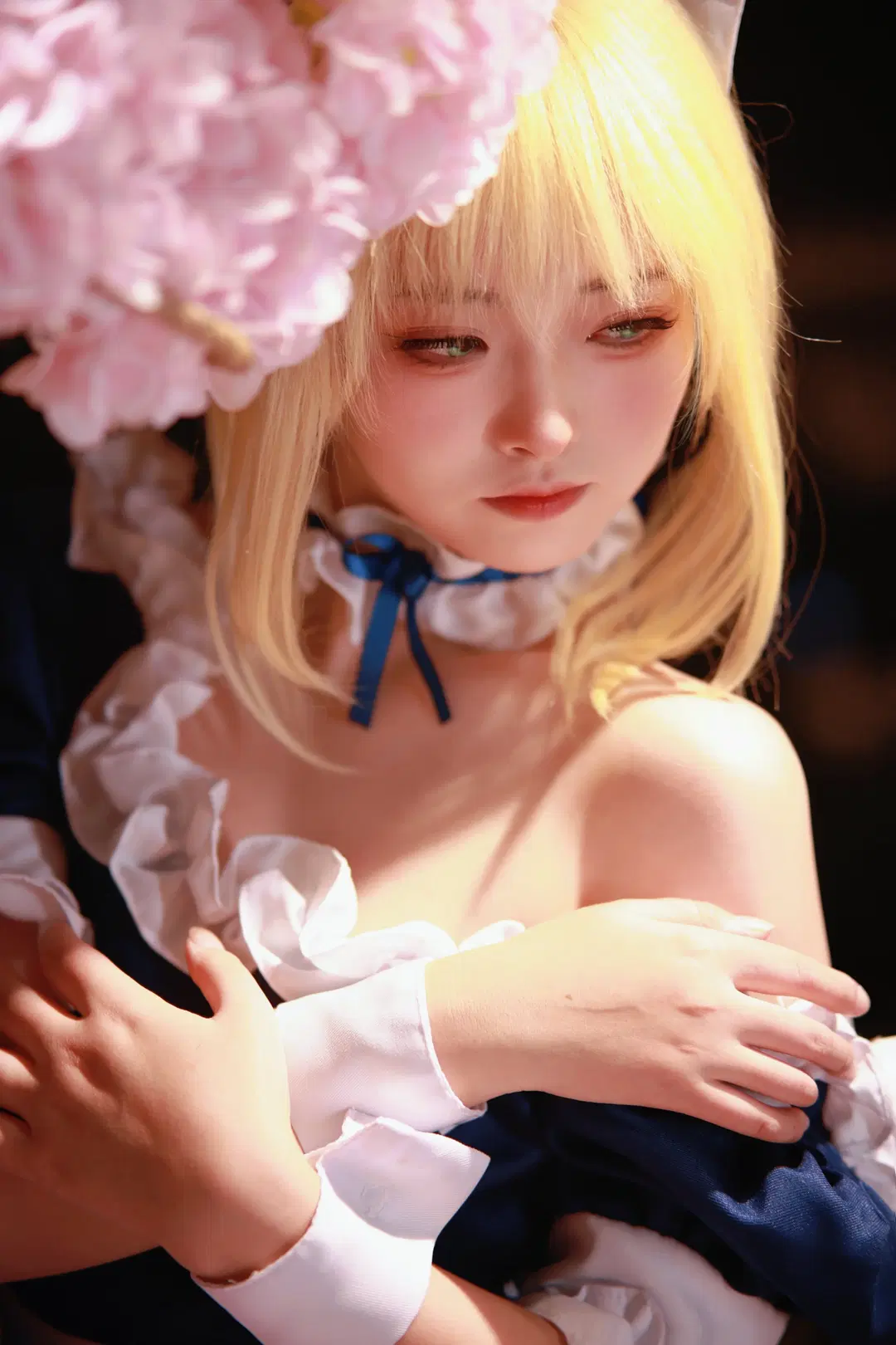 [Altria cosplay] Fate/Grand Order maid outfit: The intricate details and lighting are simply extraordinary by 倾寒 - Image 4