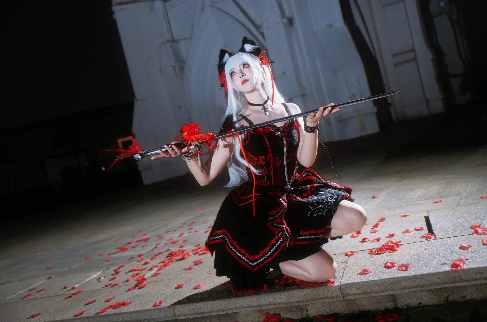 Night Photoshoot Record of Dark Gothic Lolita and Rose Longsword by 倾寒 - Image 3