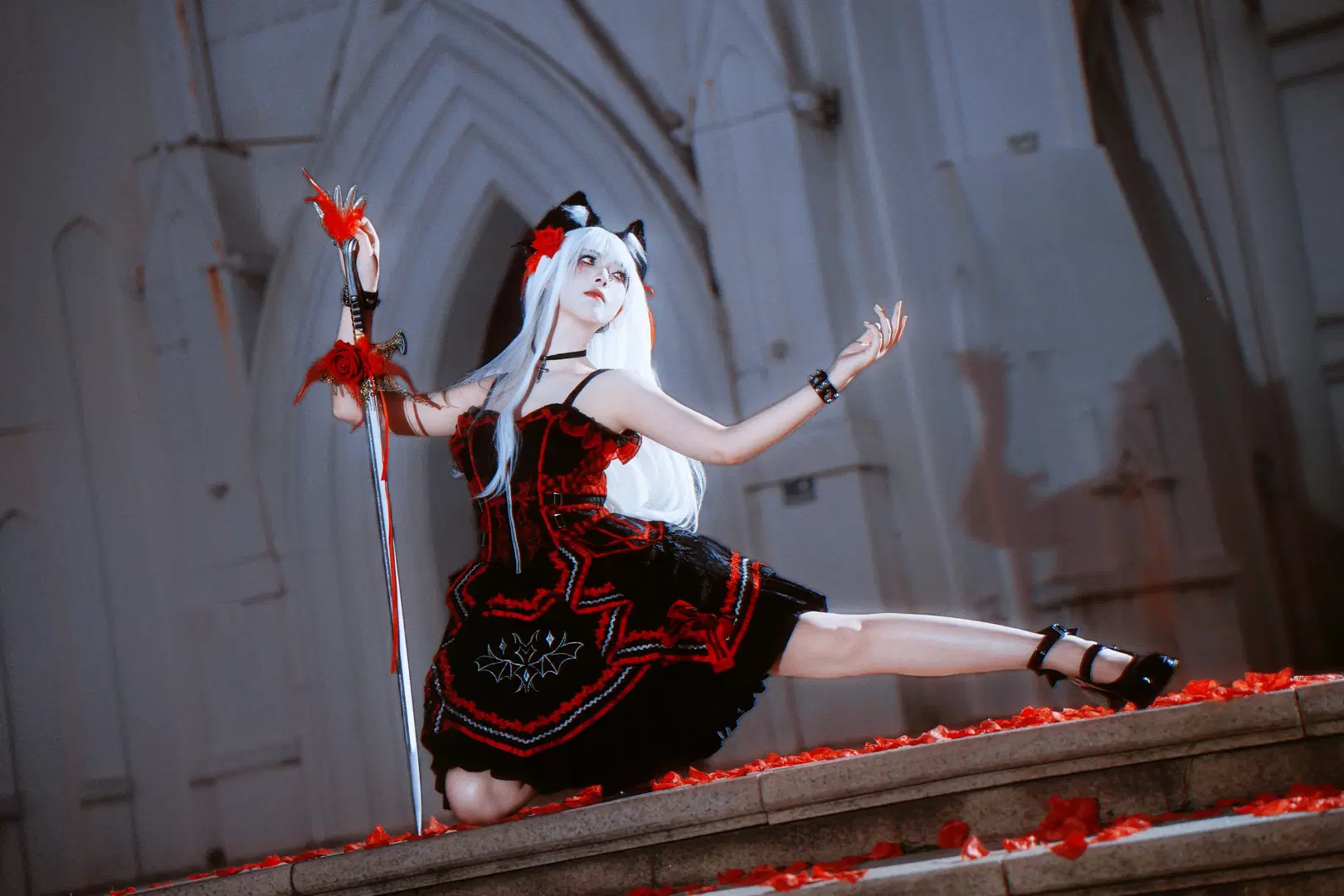 Night Photoshoot Record of Dark Gothic Lolita and Rose Longsword by 倾寒 - Image 4